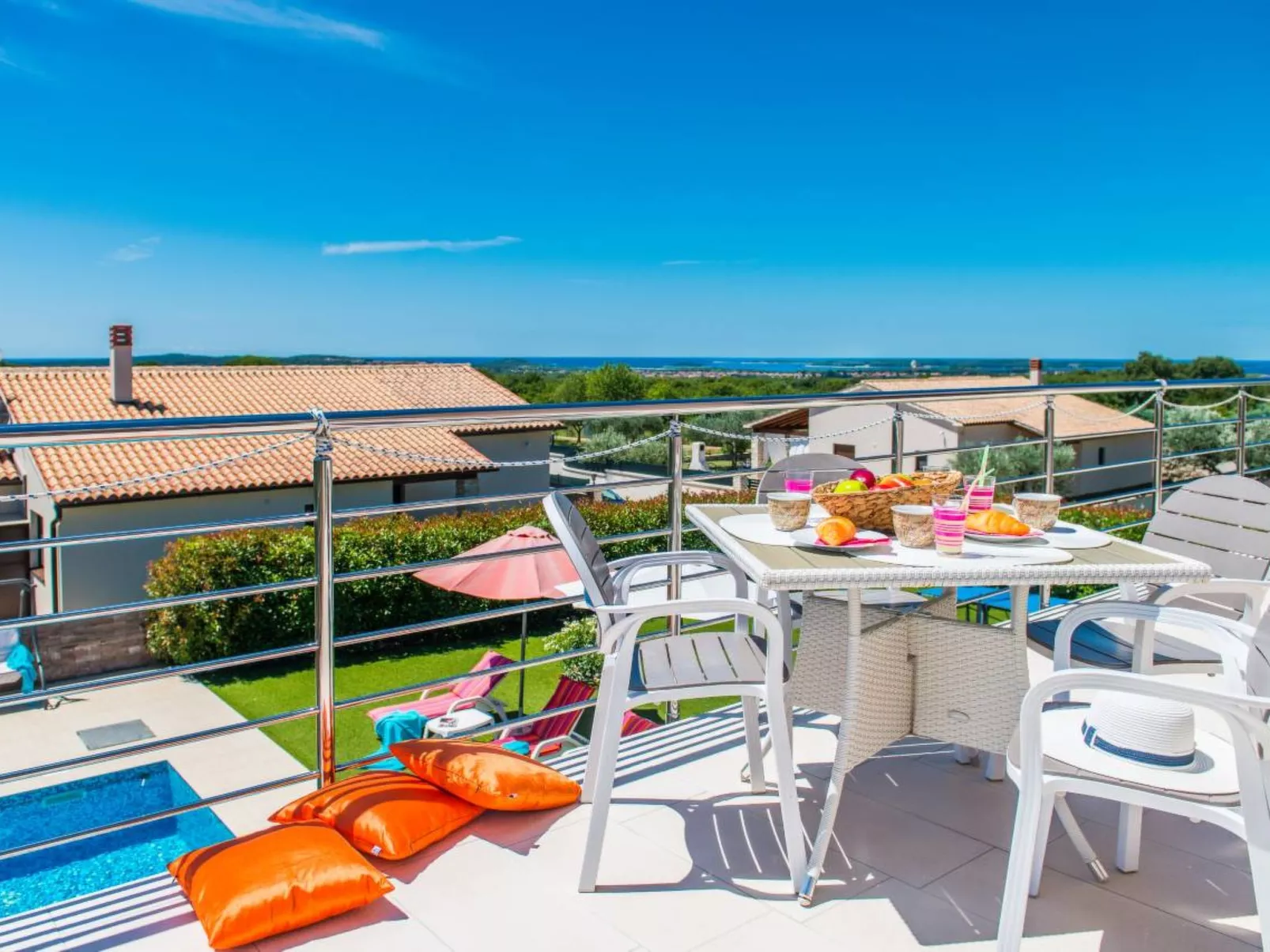 Villa 1972 - Outside