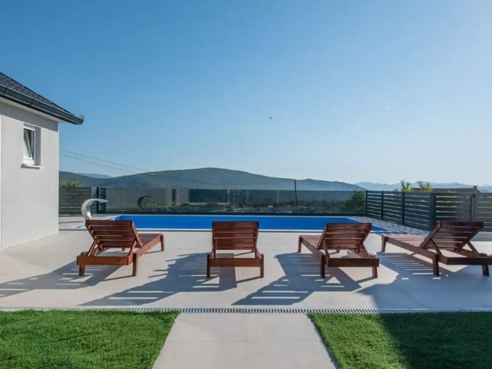 "Luxury Grey house" - Draußen