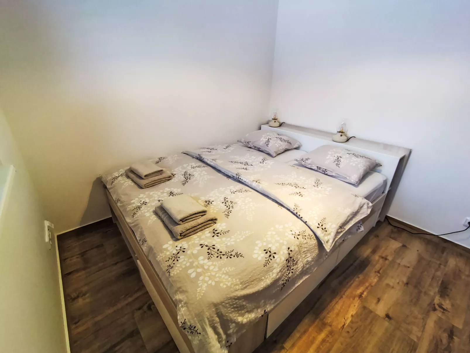 Ground Oasis with Terrace - Inside