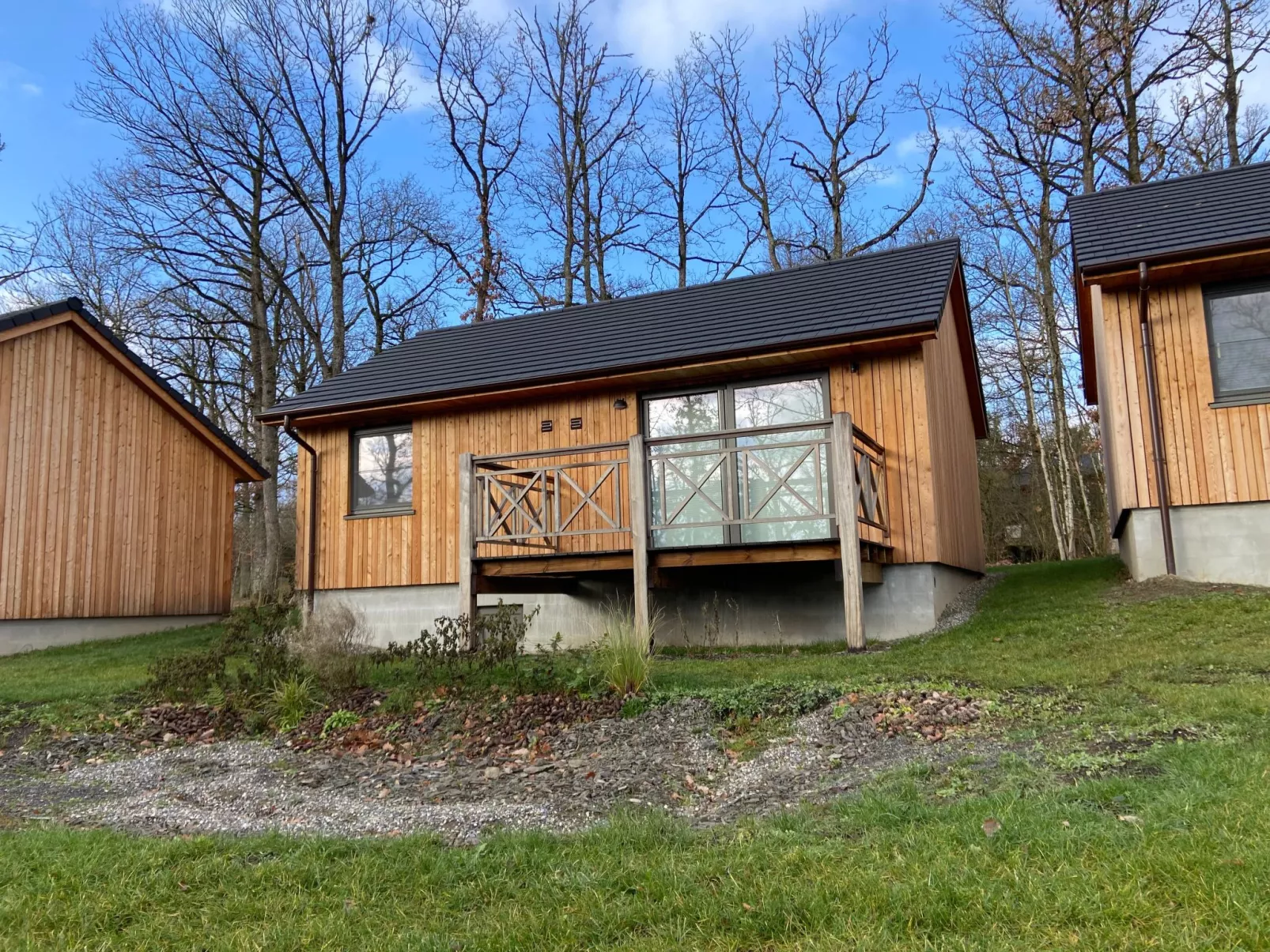 Modernes Chalet für 4 Personen in einem Waldpark - Draußen