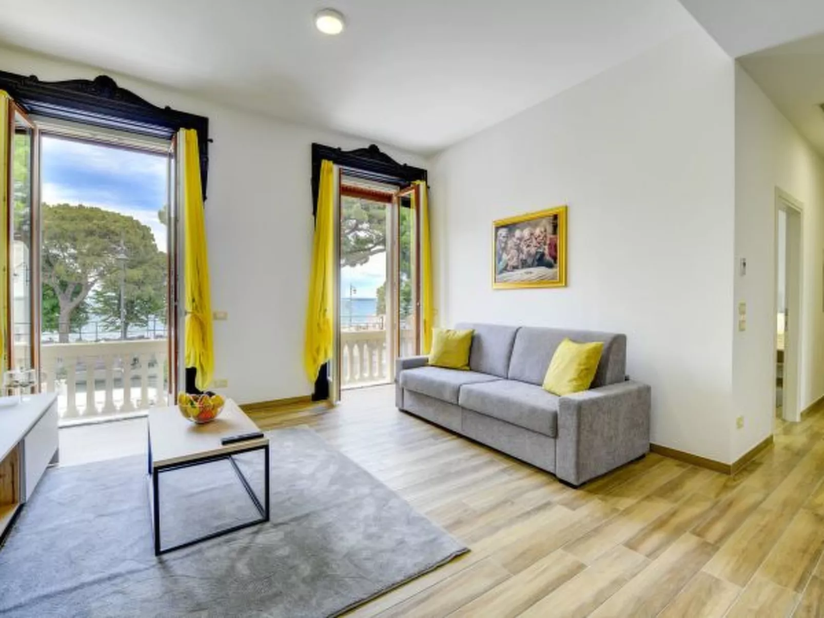 Desenzanoloft Palazzo Visconti-Collo Lungo Giallo - Image-tags.info