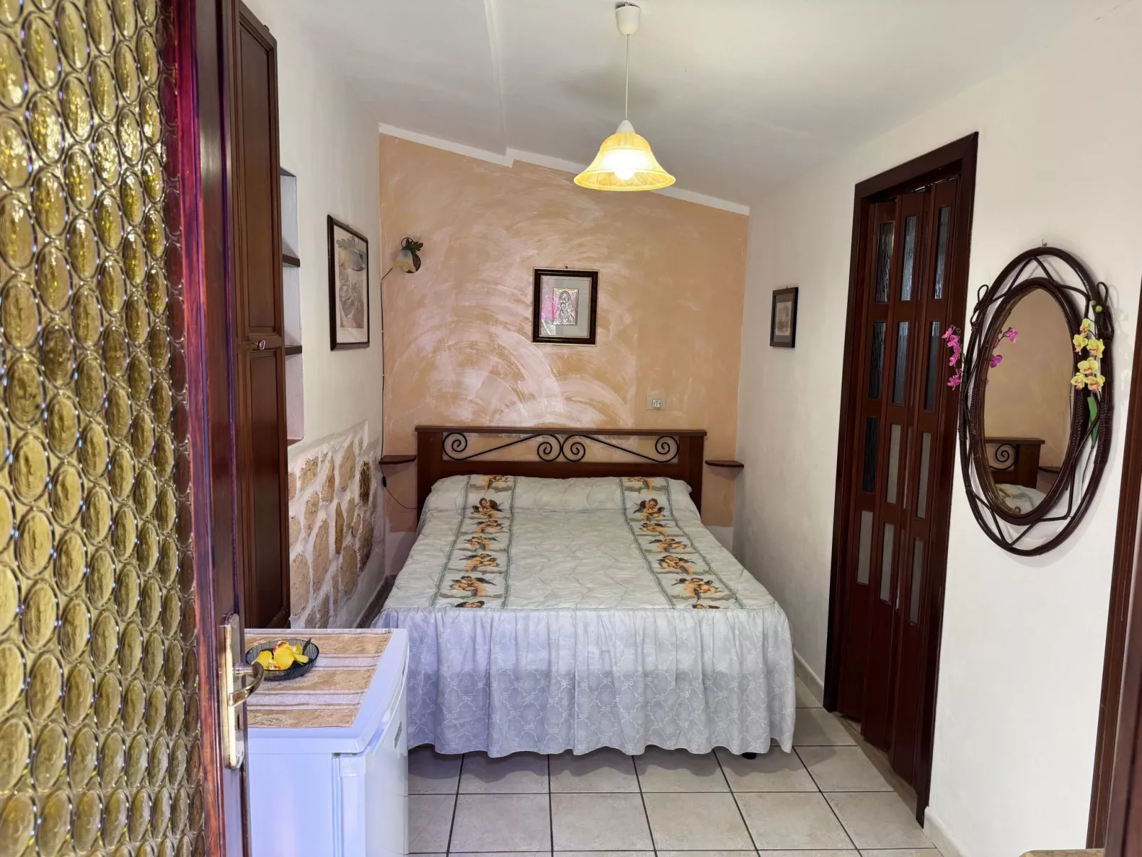 Gästezimmer 'Room' mit Grill - Inside