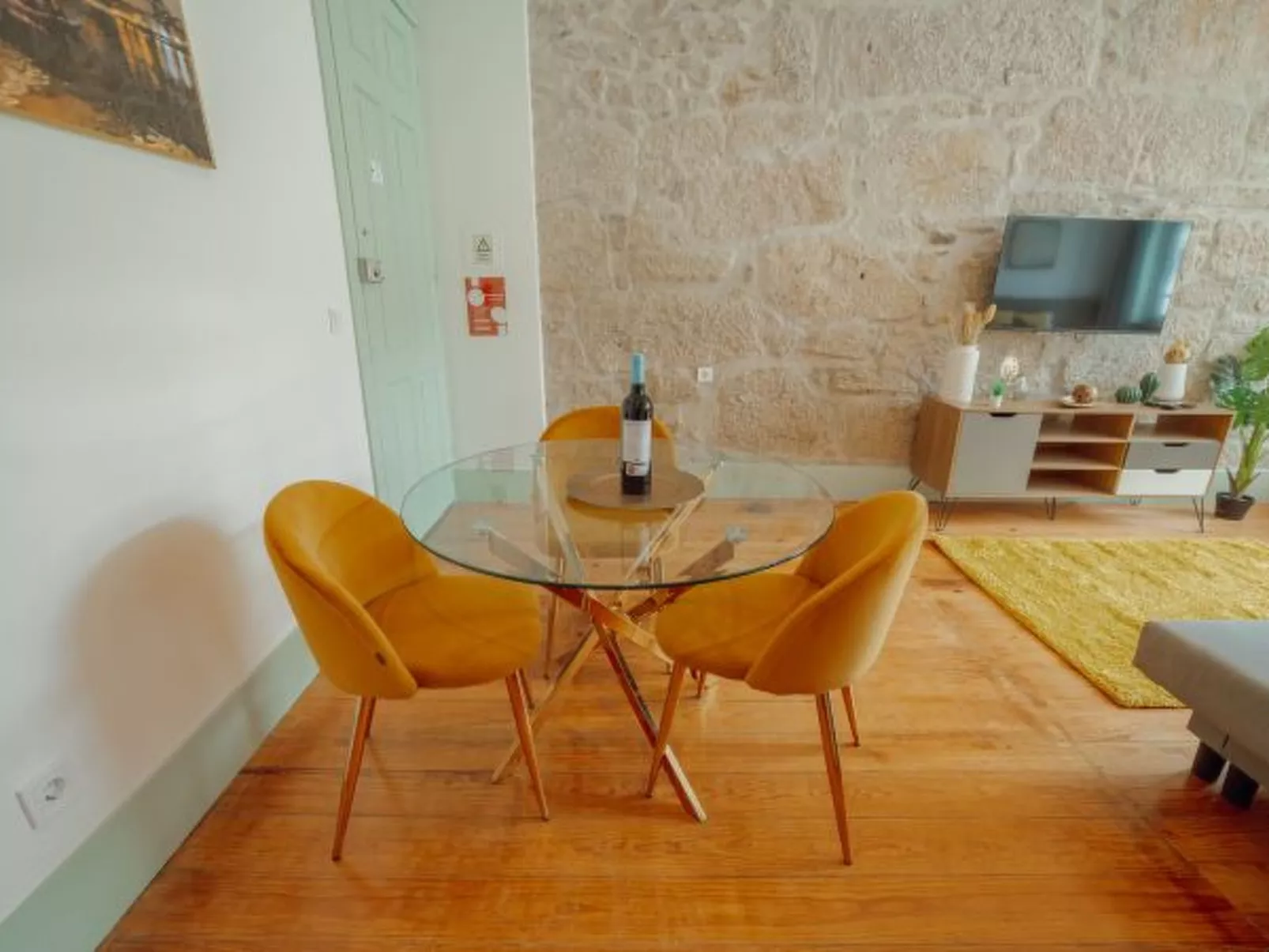 DOWNTOWN SUITE C by VACATIONY - Drinnen