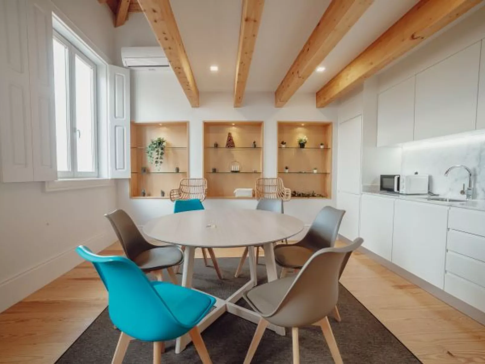 DOWNTOWN CLERIGOS with RIVER VIEW by VACATIONY - Inside