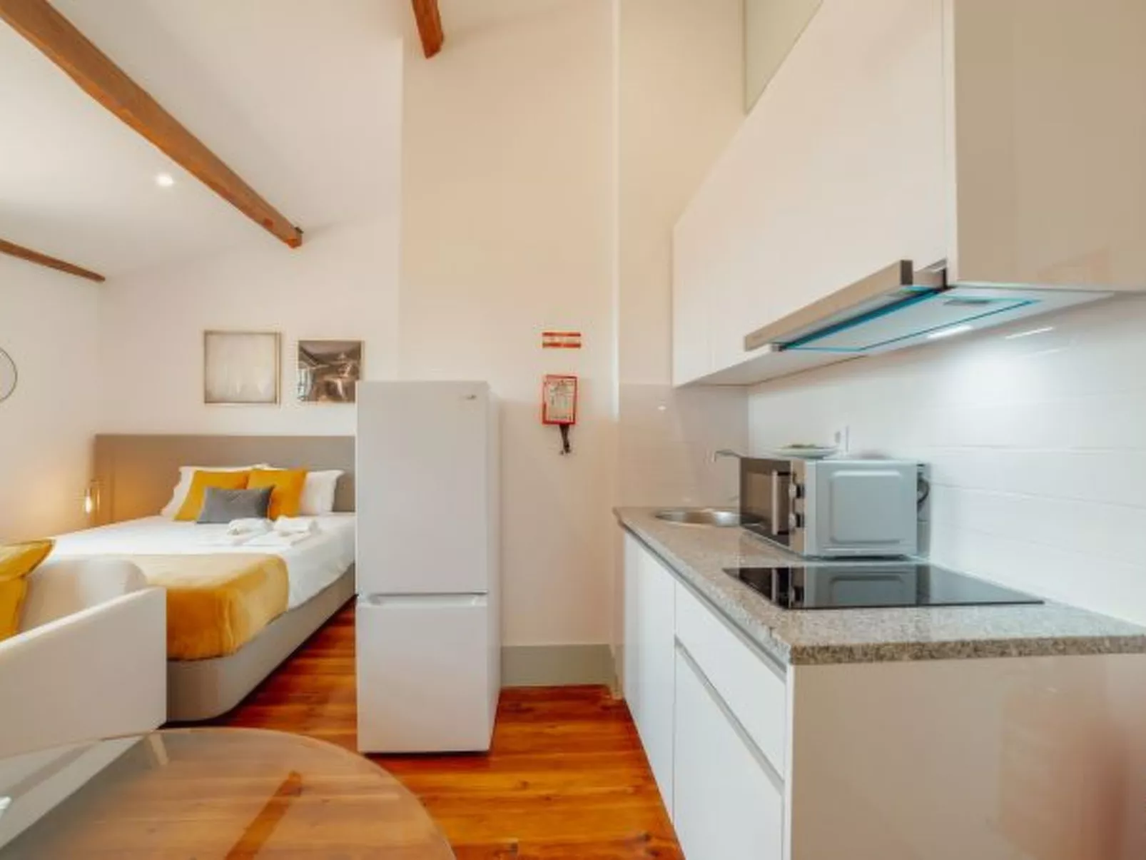 DOWNTOWN SUITE G by VACATIONY - Inside