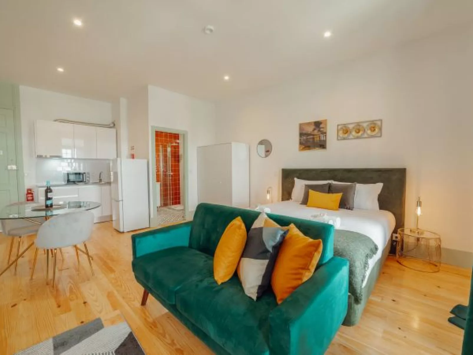 DOWNTOWN SUITE D by VACATIONY - Inside