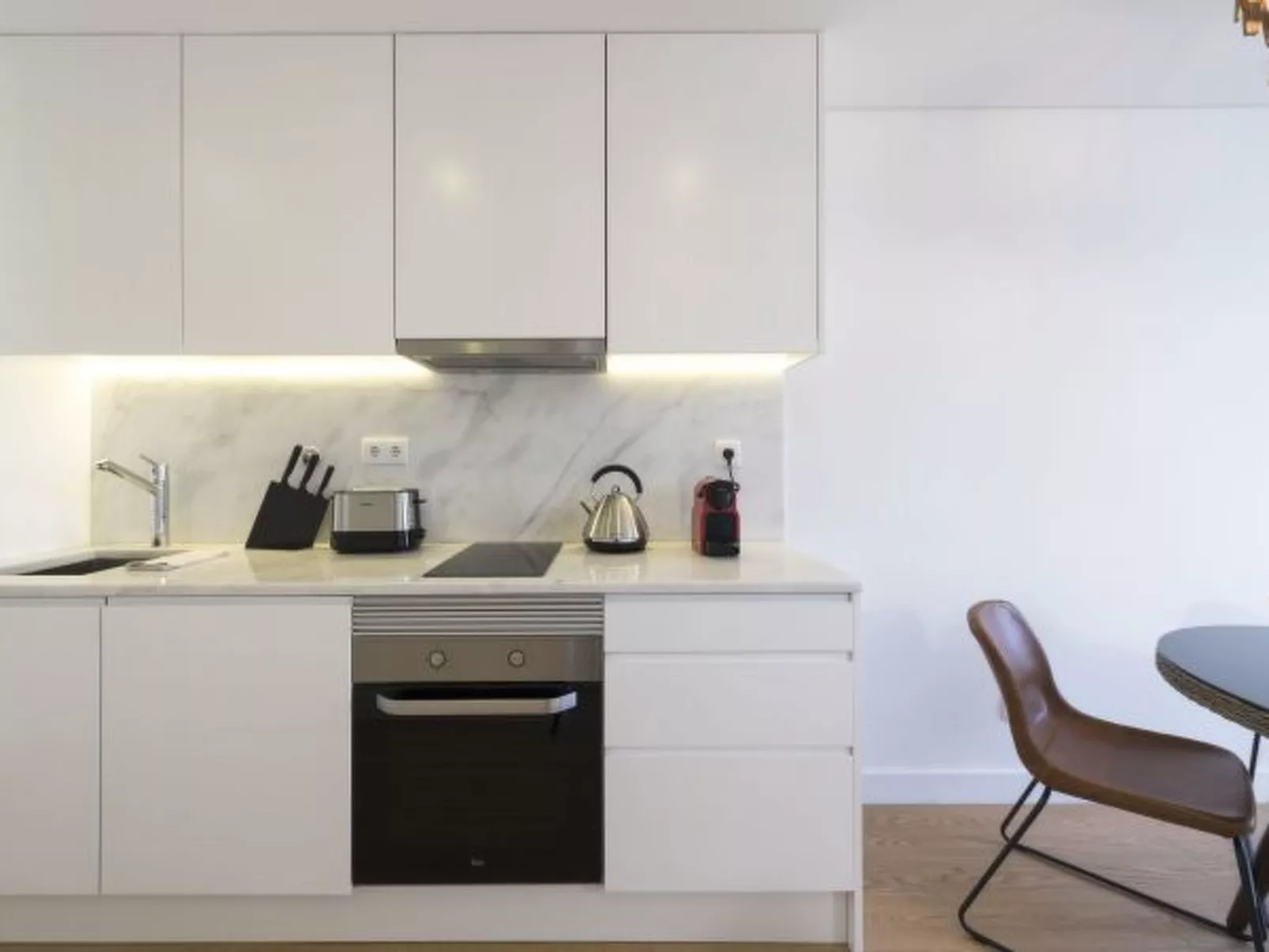 DOWNTOWN BRIGHT & BALCONY APARTMENT by VACATIONY - Drinnen