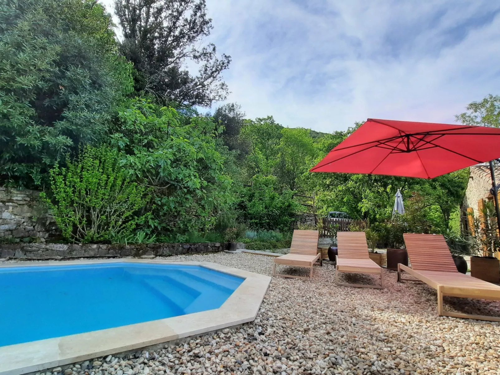 "Gîte La Calade" mit Pool - Draußen