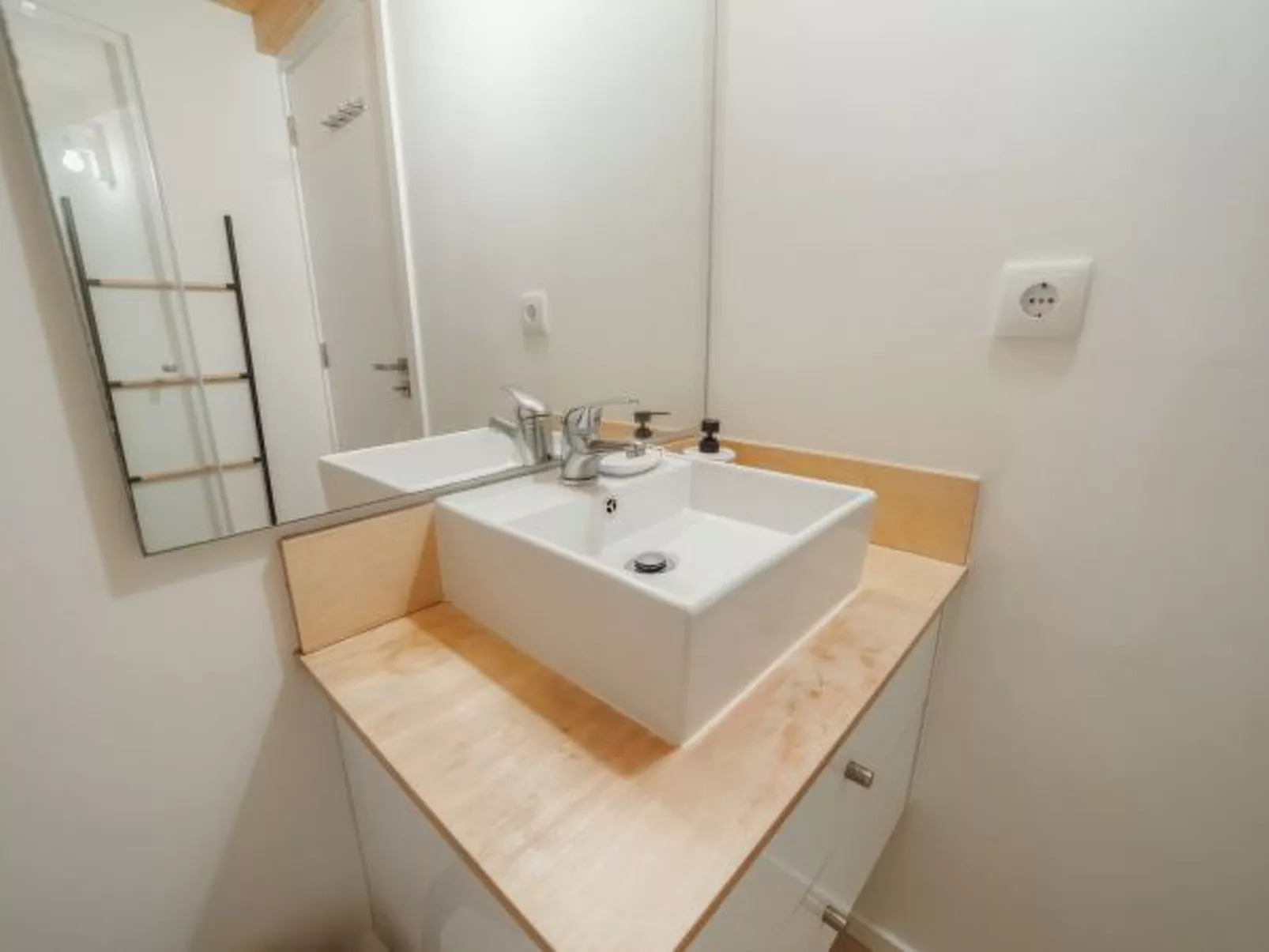 MEZZANINE STYLISH APARTMENT Q by VACATIONY - Inside