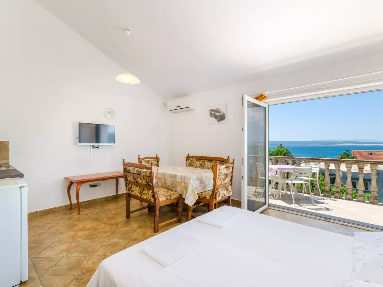 LANA 4 / HR-02384-04 - Inside