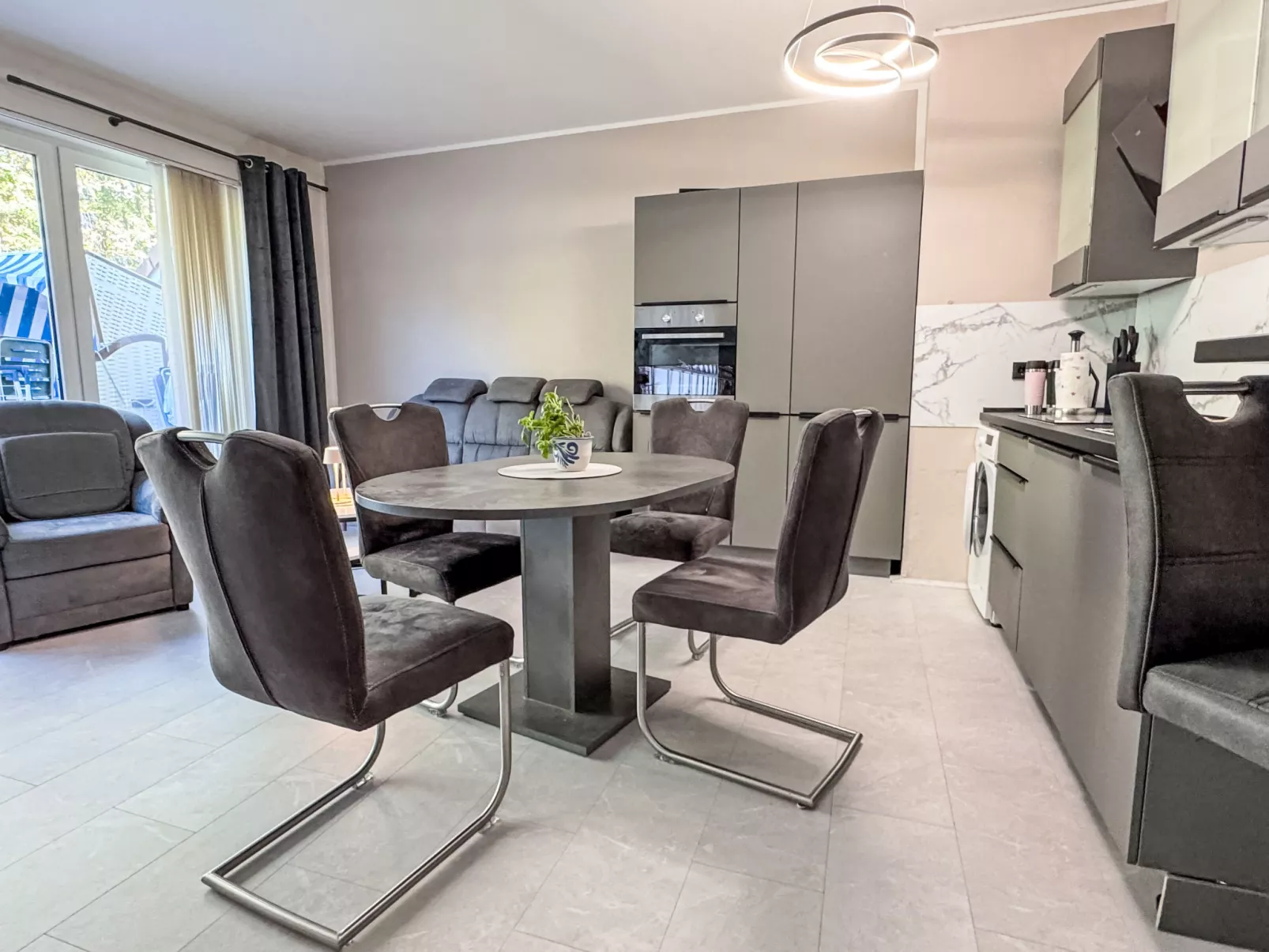 Glowe (GLW655) - Inside