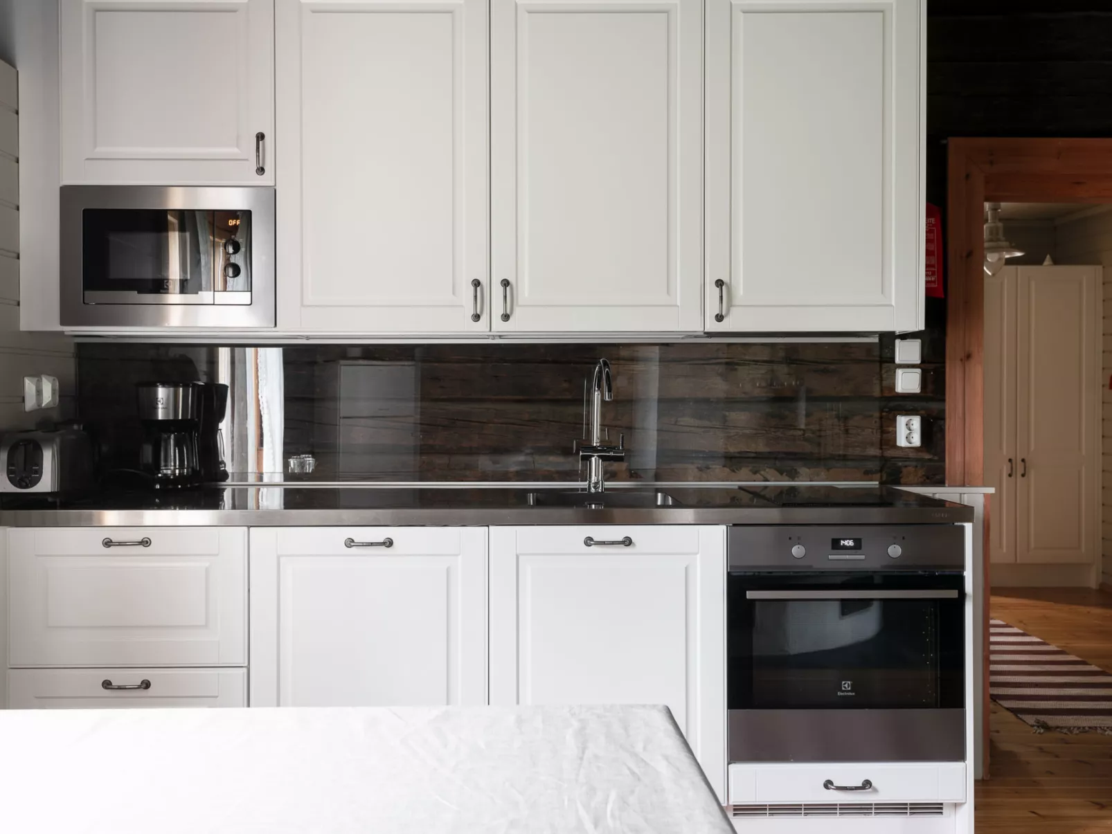 Virtaan väentupa - Inside