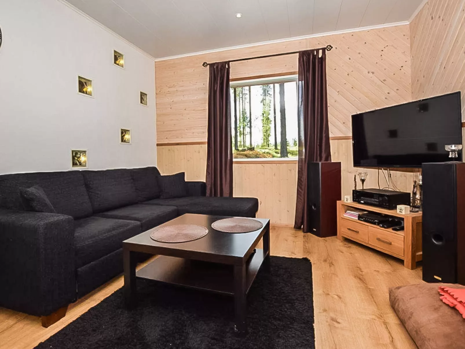 Lepovalkeinen - Drinnen