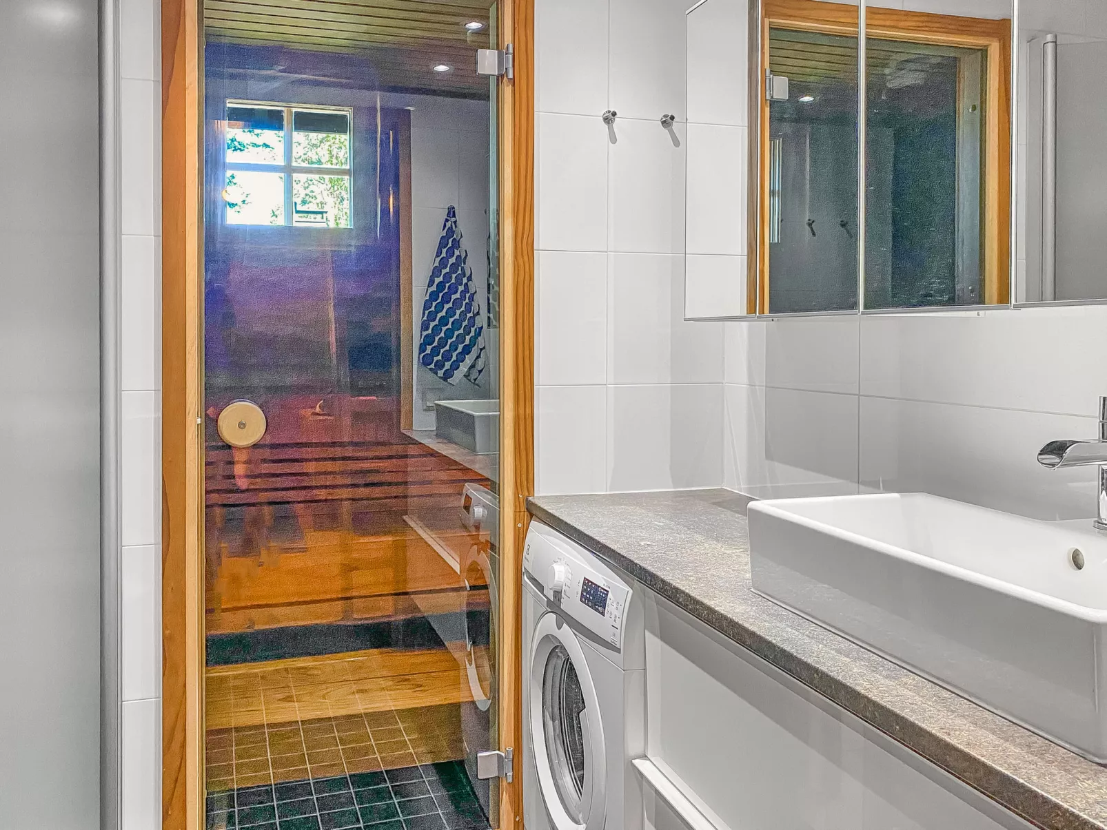 Kuusi-ruka 6 - Inside