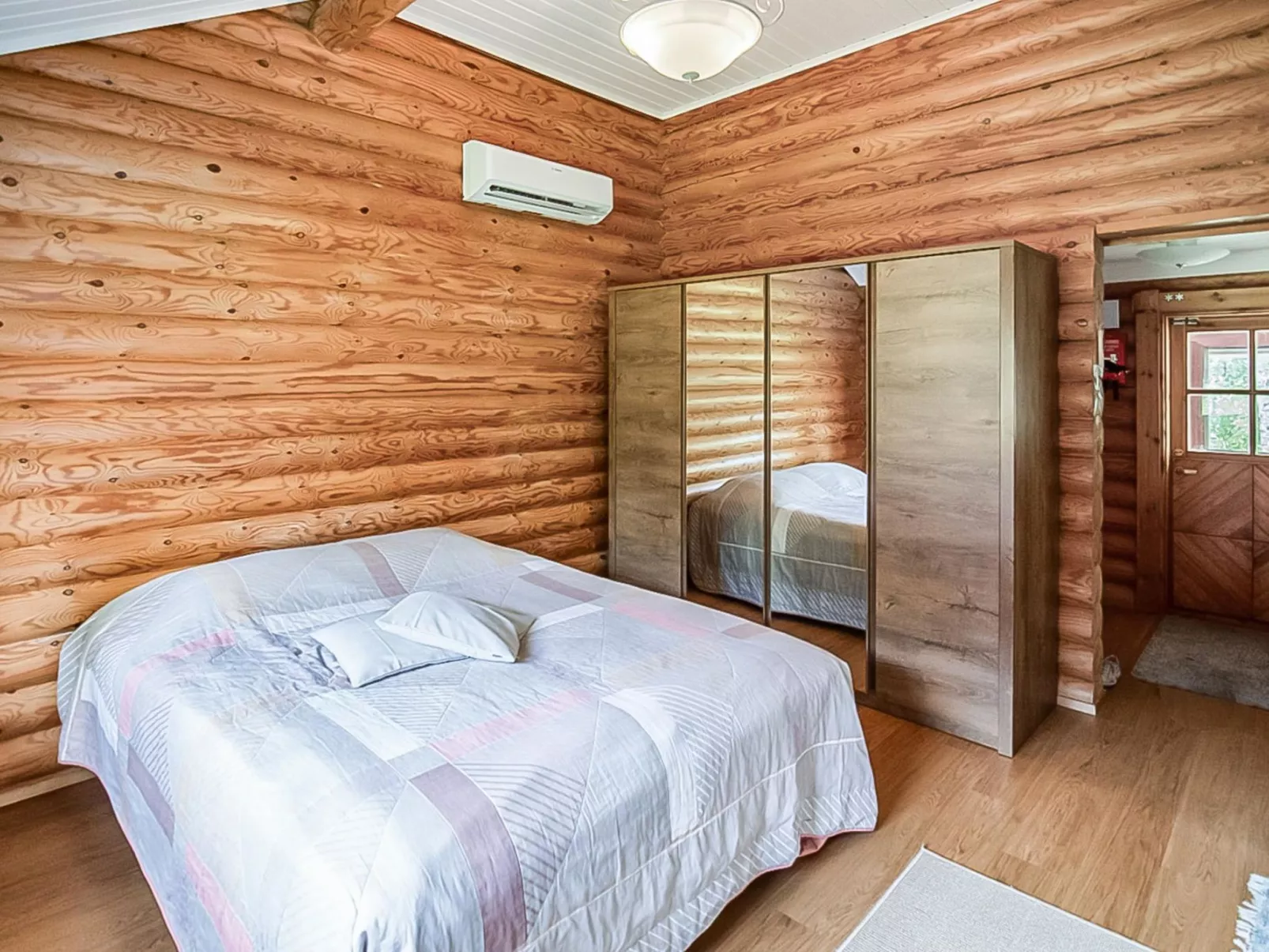 Rustholli 1 - Inside