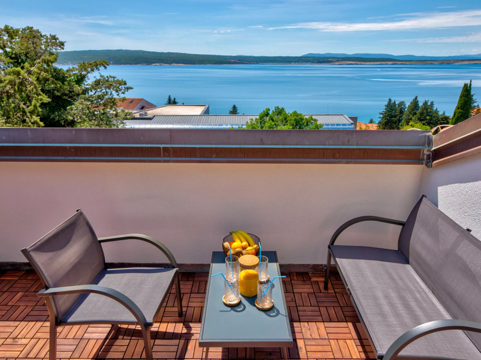 Gretchen / HR-10628-01 - Outside