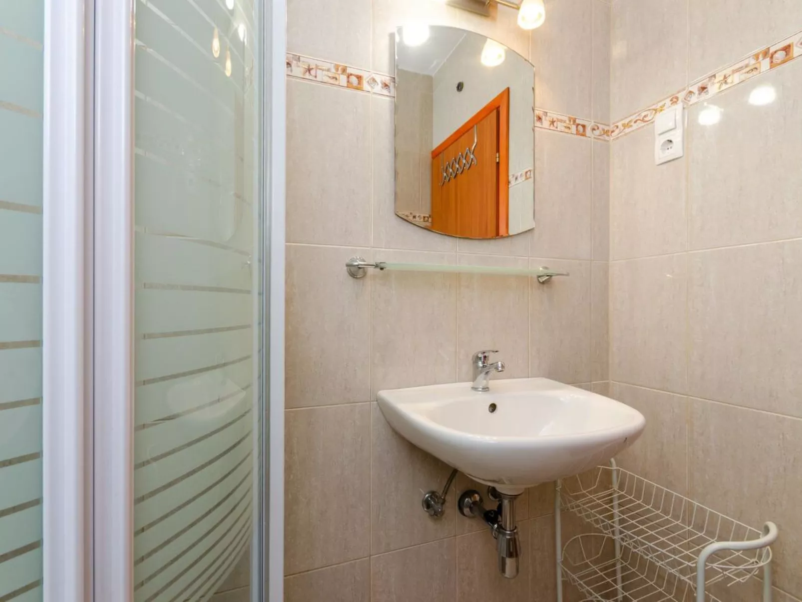 LAURA 3 / HR-05492-03 - Image-tags.info