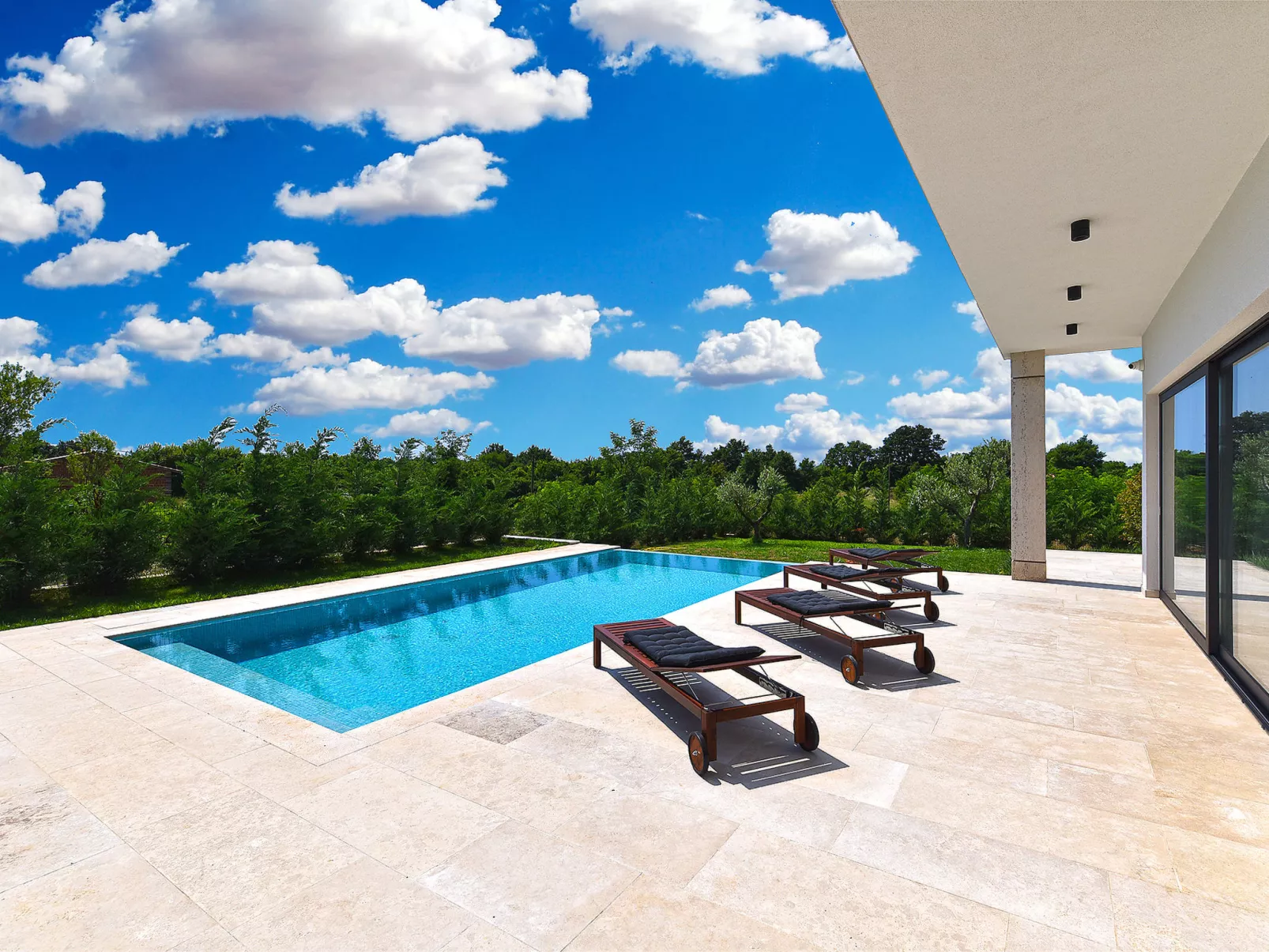 House 2117 - Outside