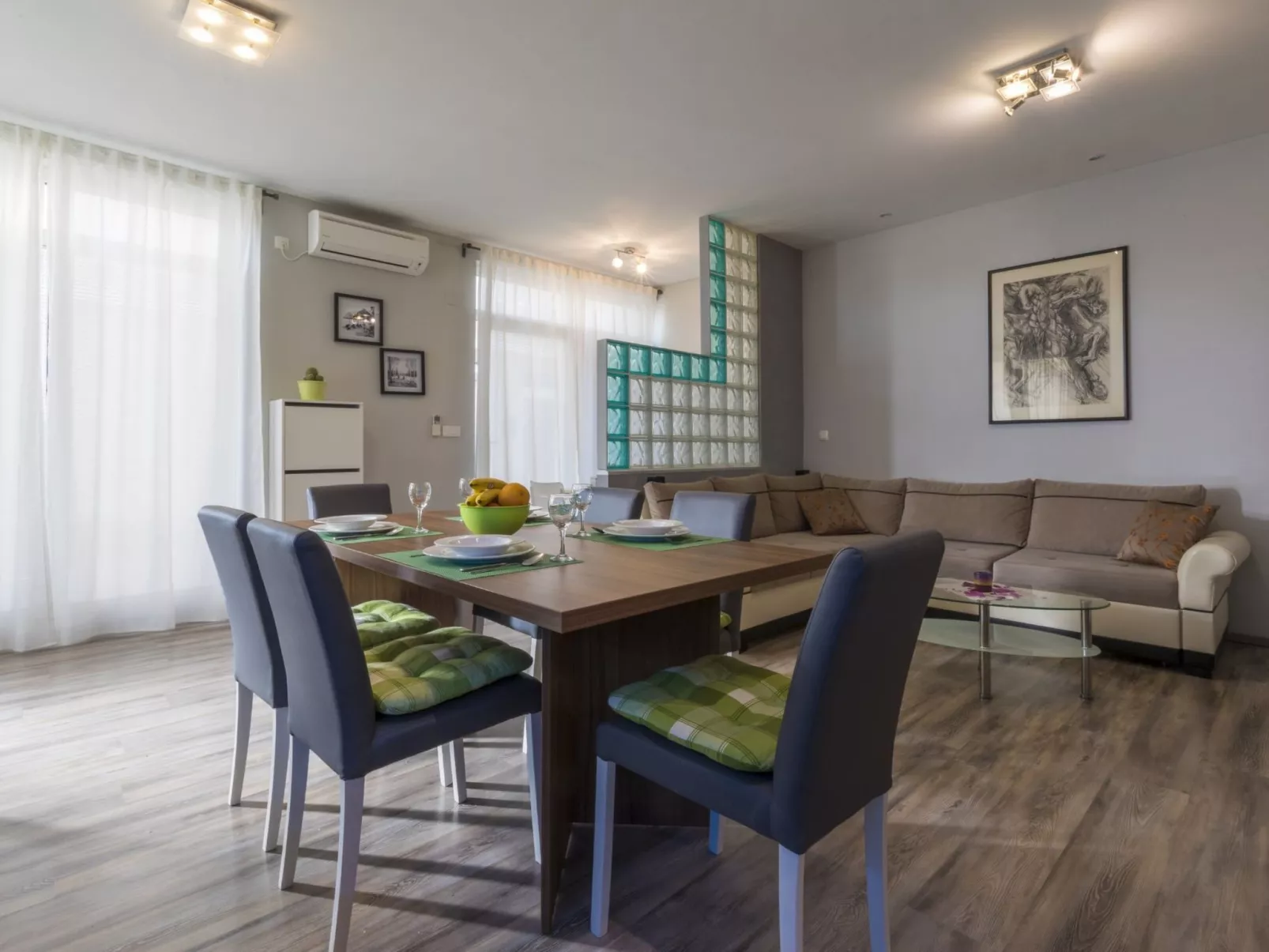 Vlatka / HR-10196-01 - Drinnen