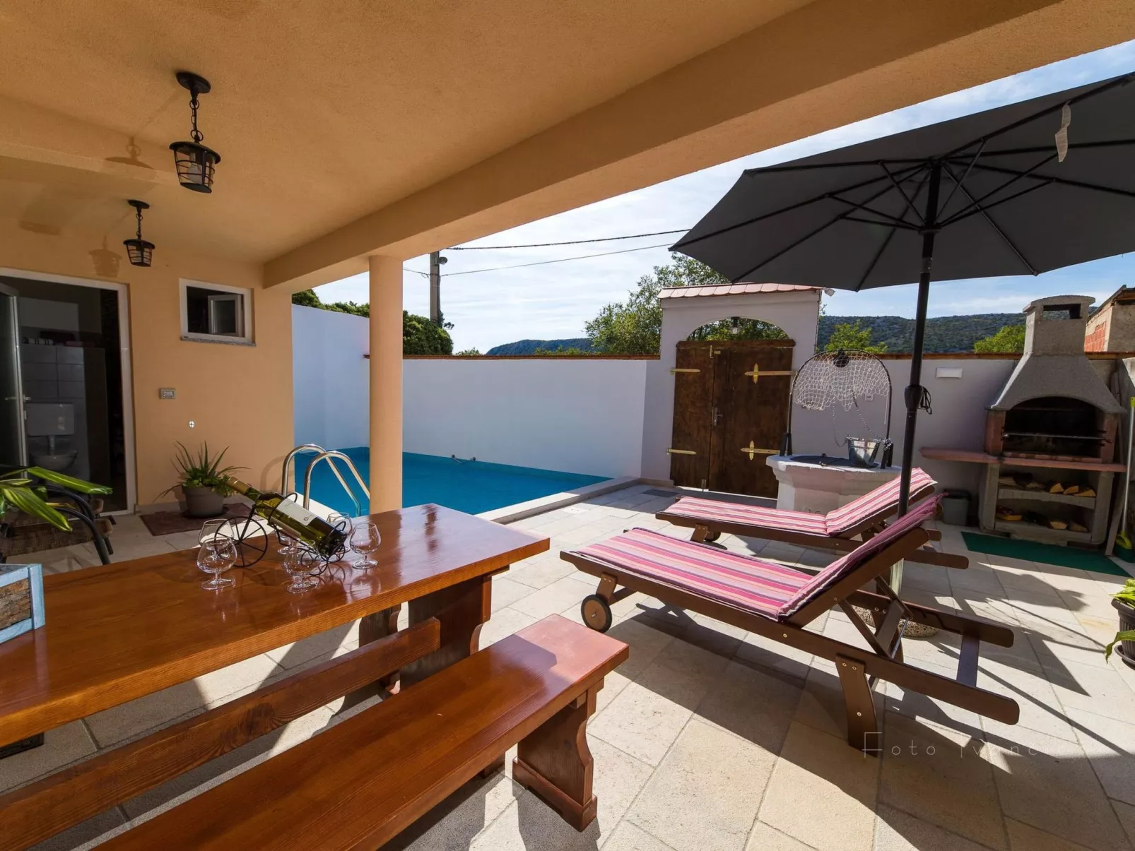 ODISEJA / HR-10262-01 - Draußen