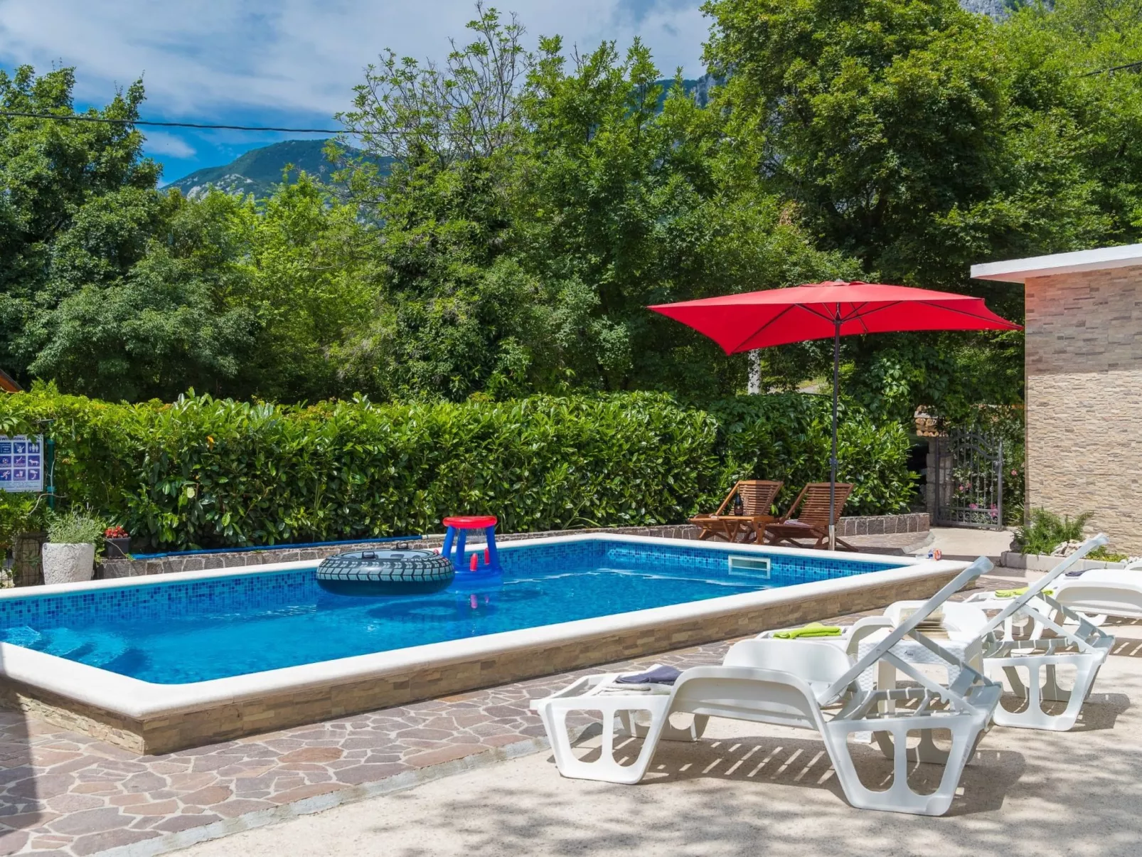 Dea / HR-09382-01 - Draußen