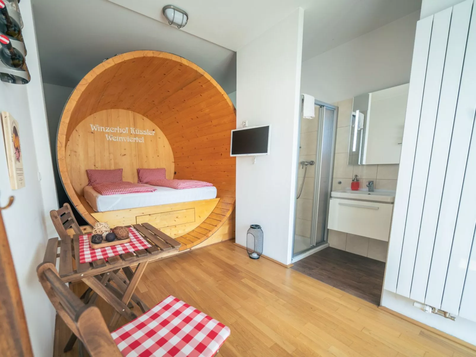 Weinfass-Suite für 2 in Grub an der March - Inside