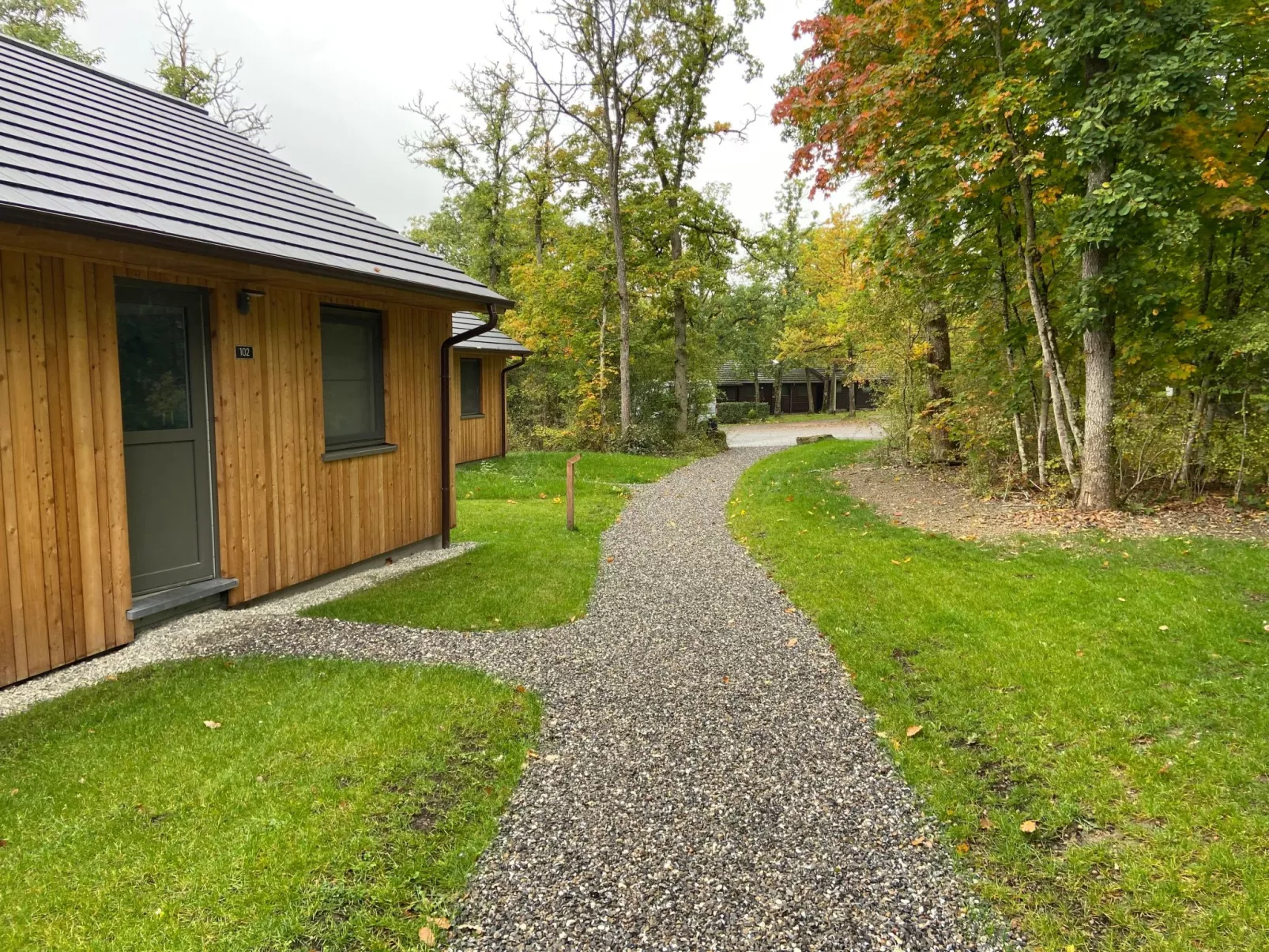 Modernes Chalet für 4 Personen in einem Waldpark - Draußen