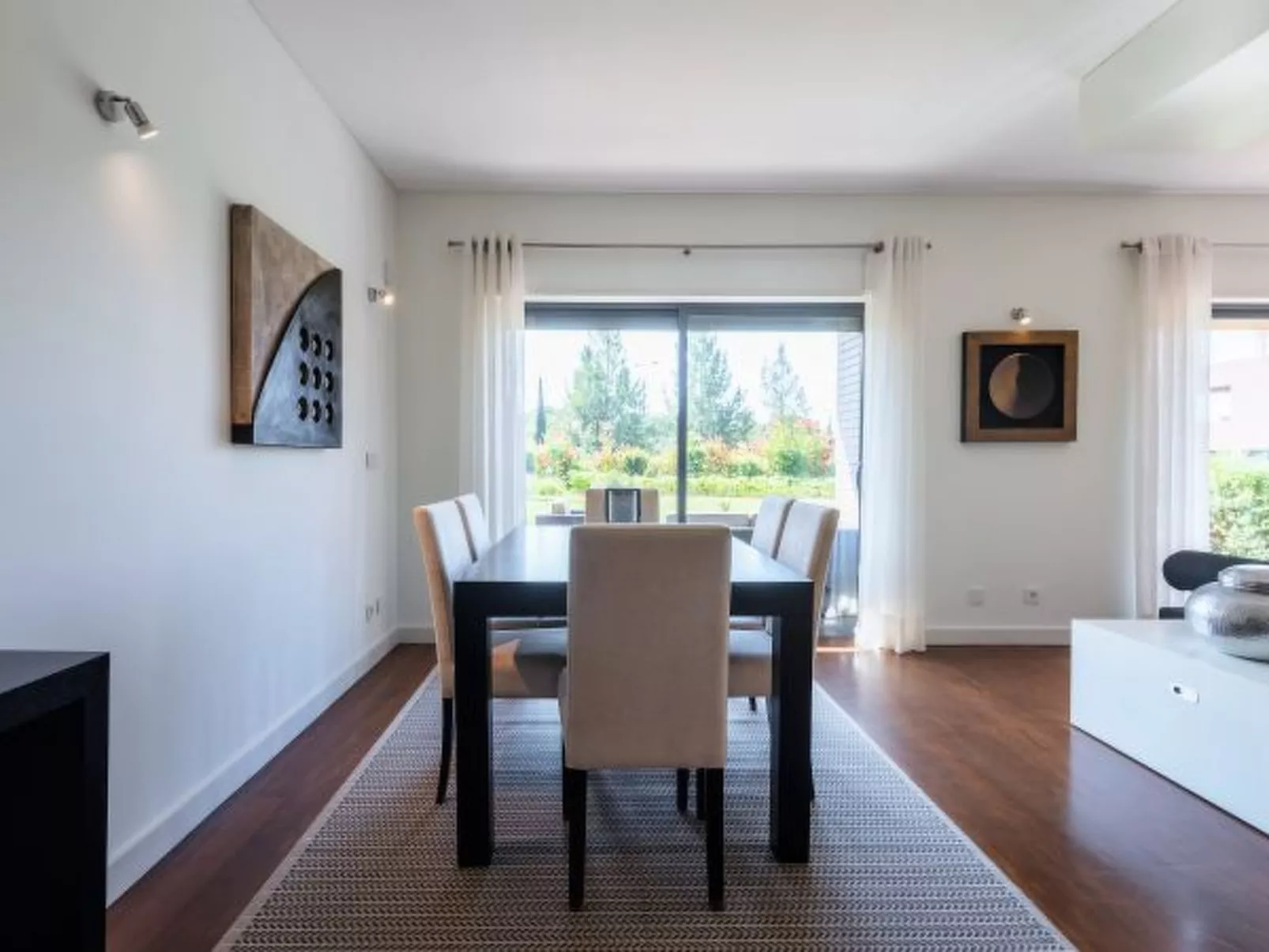 L'Orangerie - Inside