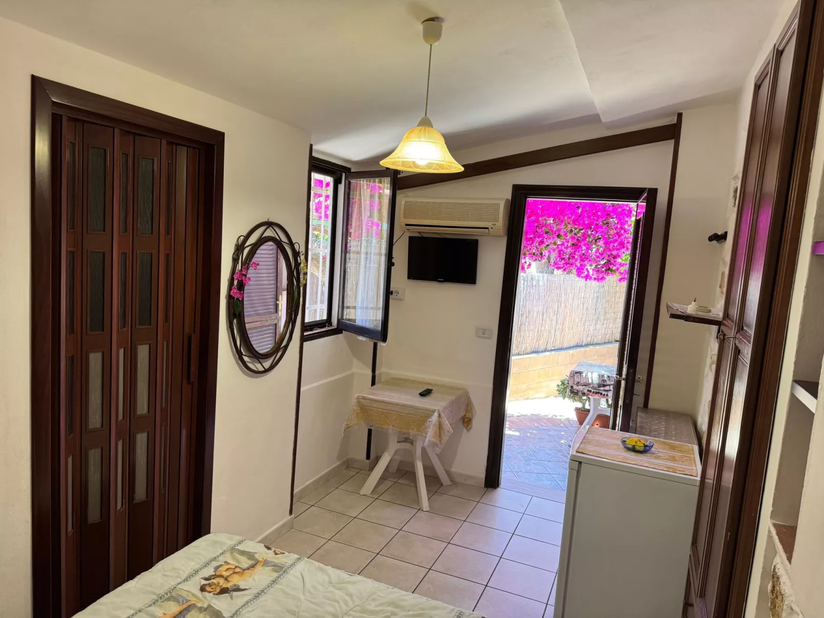 Gästezimmer 'Room' mit Grill - Inside