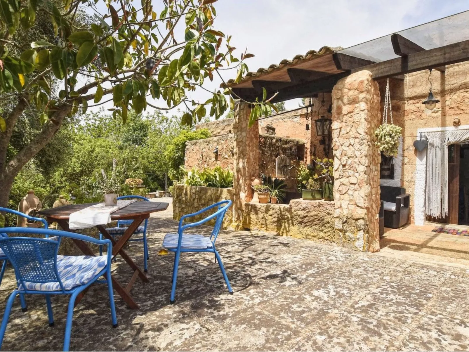 MONTSERRAT  ( SON PERETO ) - Draußen