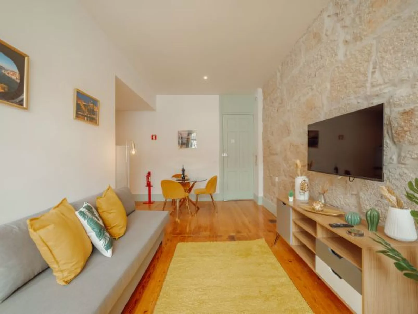 DOWNTOWN SUITE C by VACATIONY - Drinnen