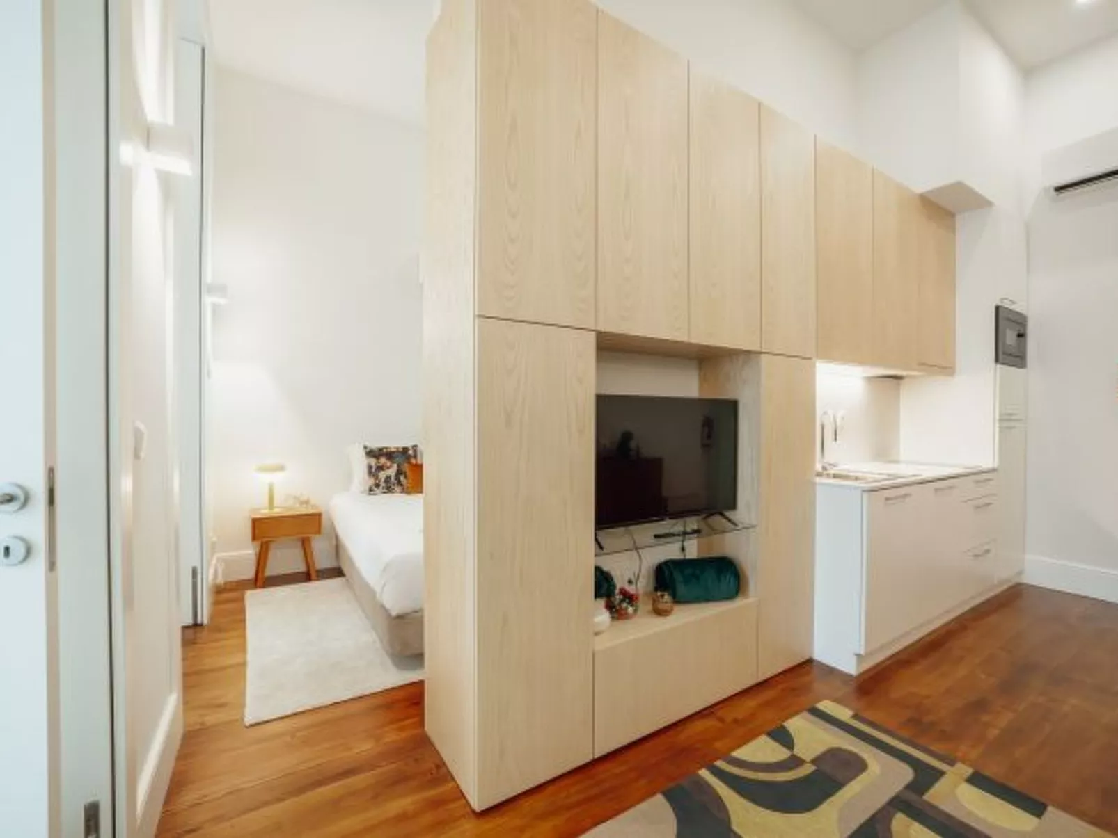 HOME WITH A POOL by VACATIONY - Drinnen