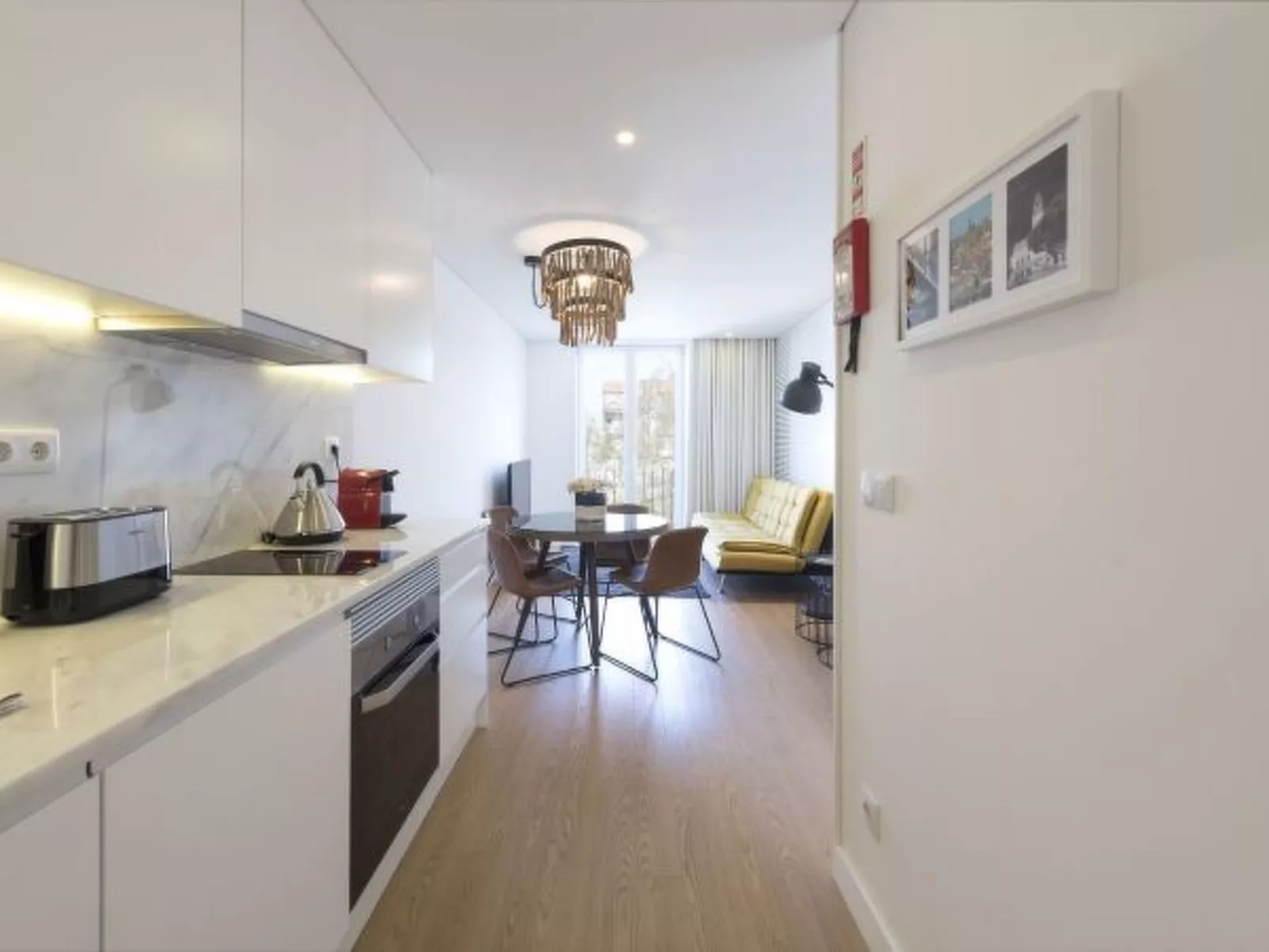 DOWNTOWN BRIGHT & BALCONY APARTMENT by VACATIONY - Drinnen