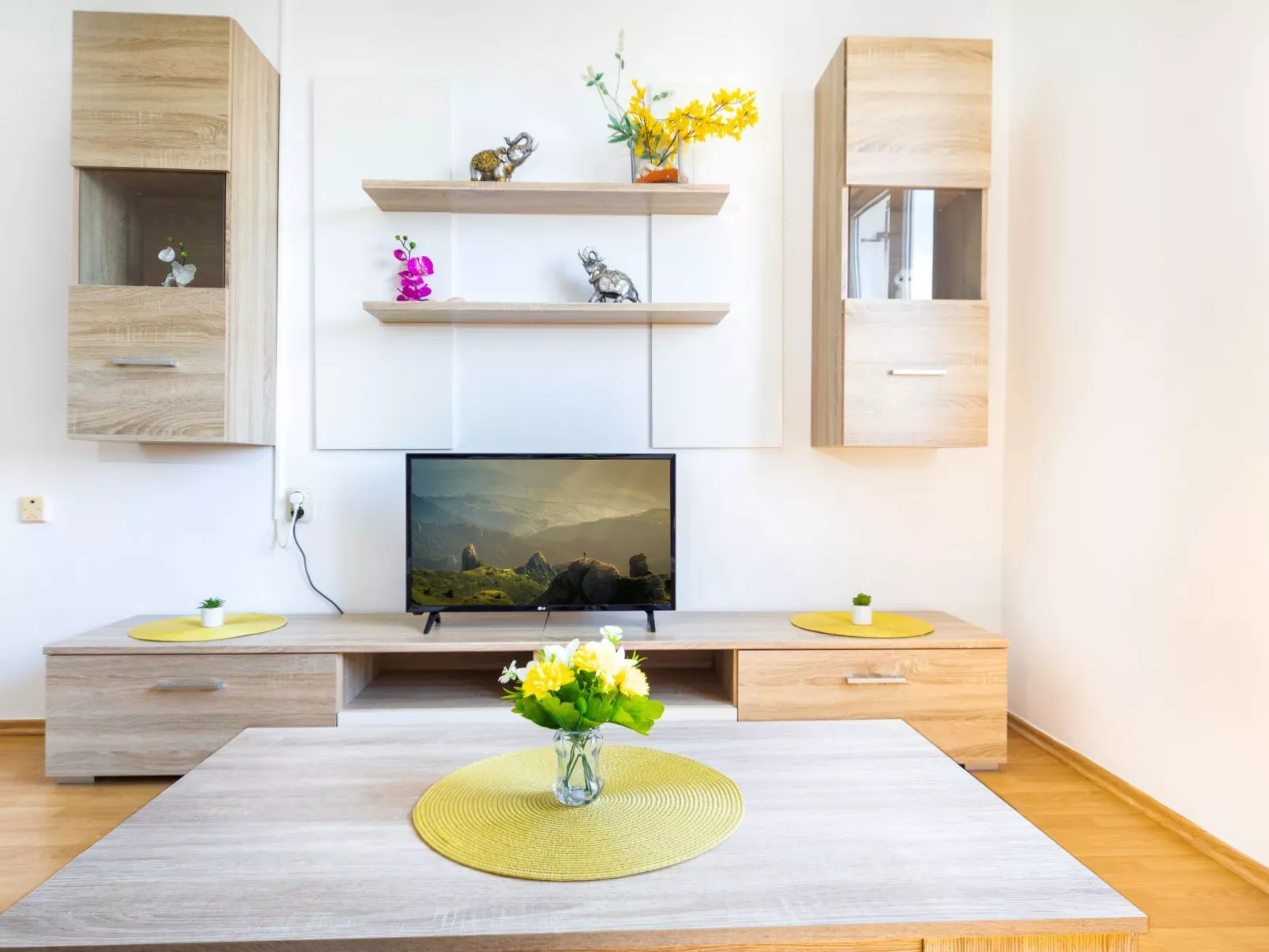 "Maya Z" mit Blick auf das Wasser - Image-tags.info