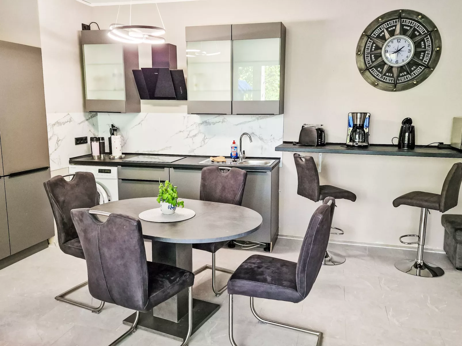 Glowe (GLW655) - Inside