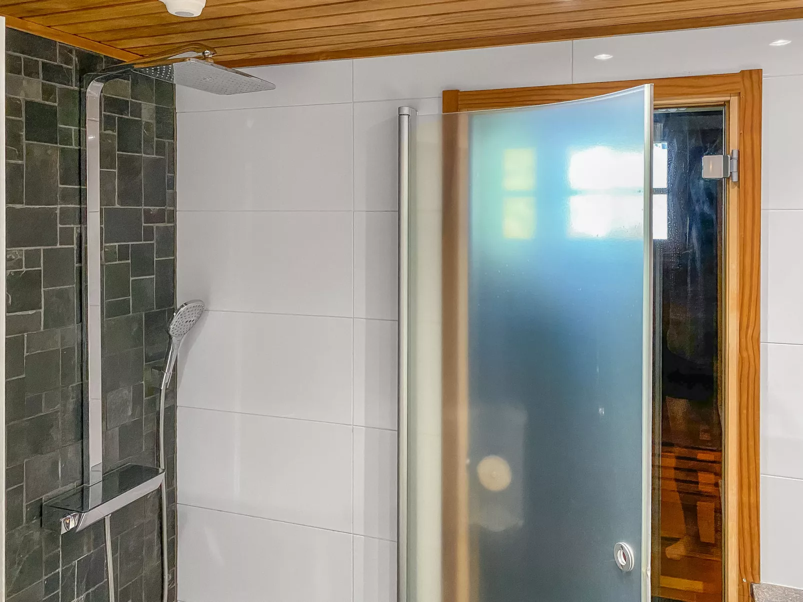 Kuusi-ruka 6 - Inside