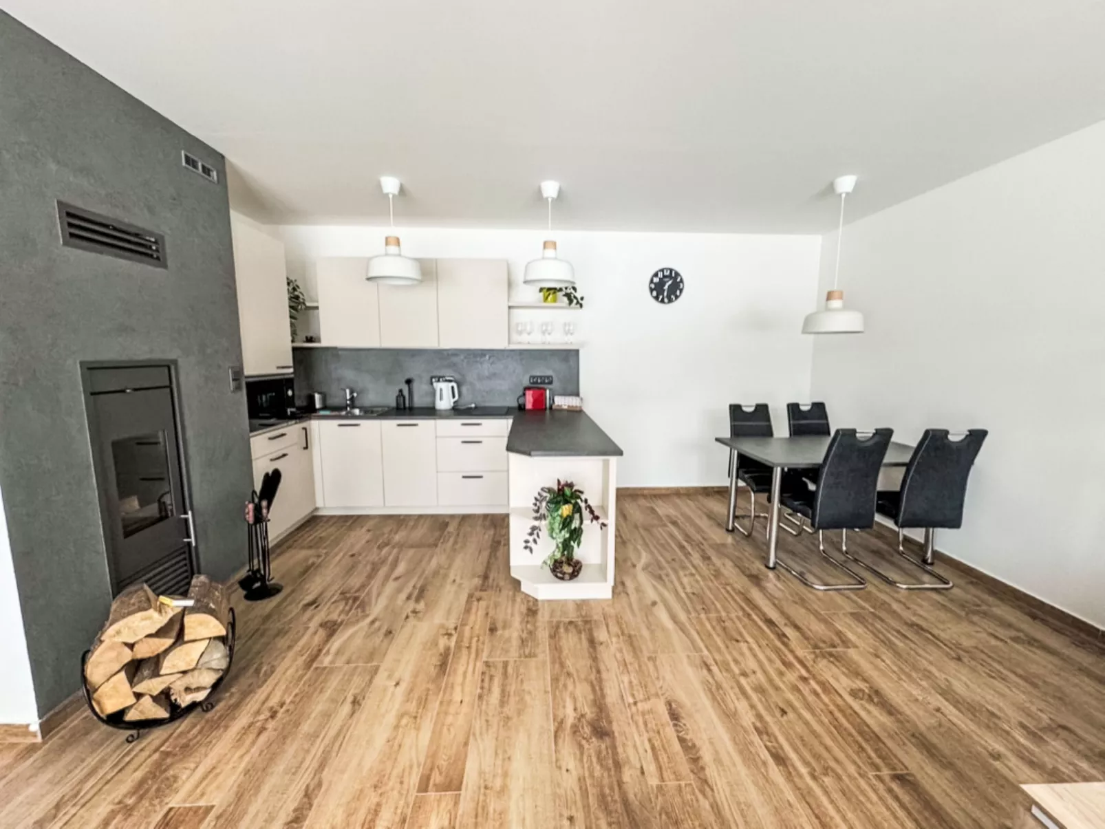 Ground Oasis with Terrace - Inside