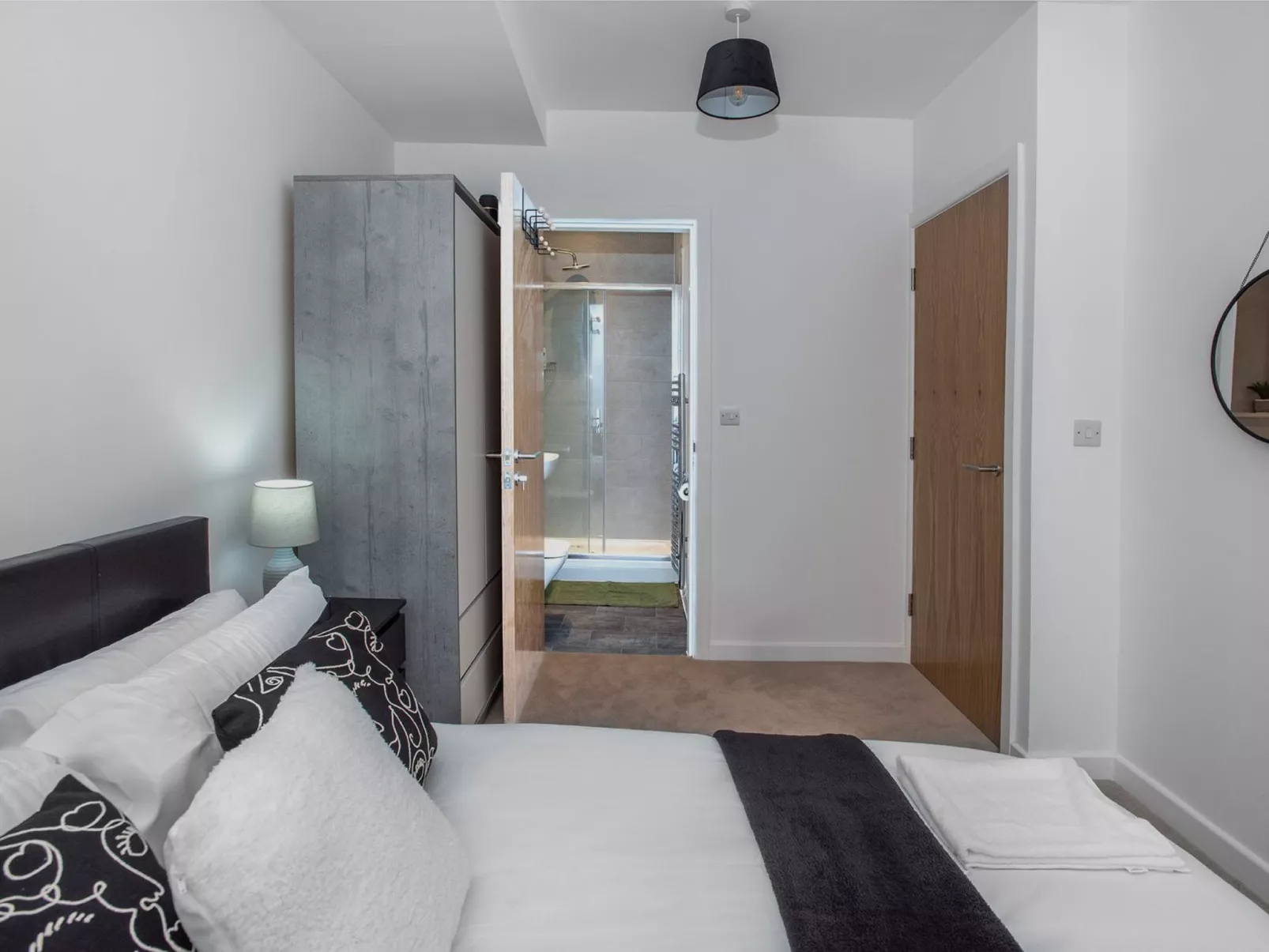 Brandneue, zentrale 2-Zimmer-Wohnung für 6 Gäste - Dedans