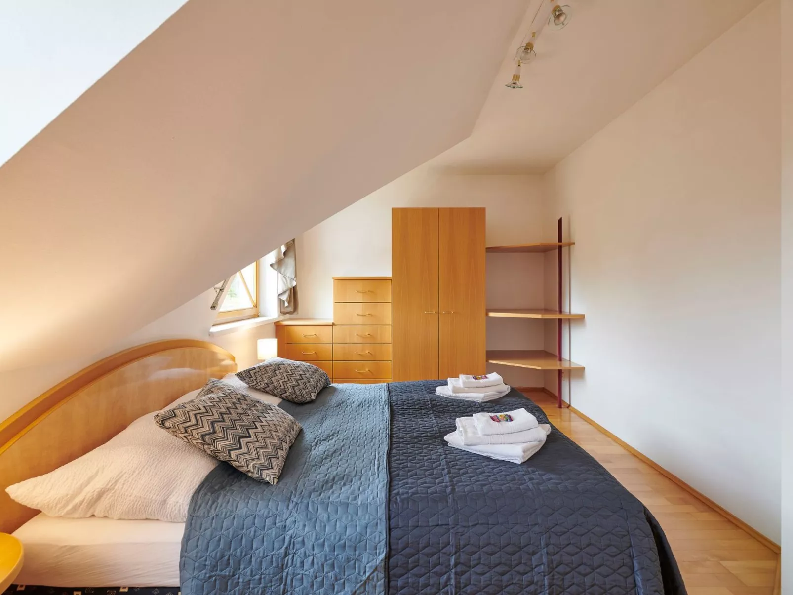 DAS BURGENNEST - Drinnen