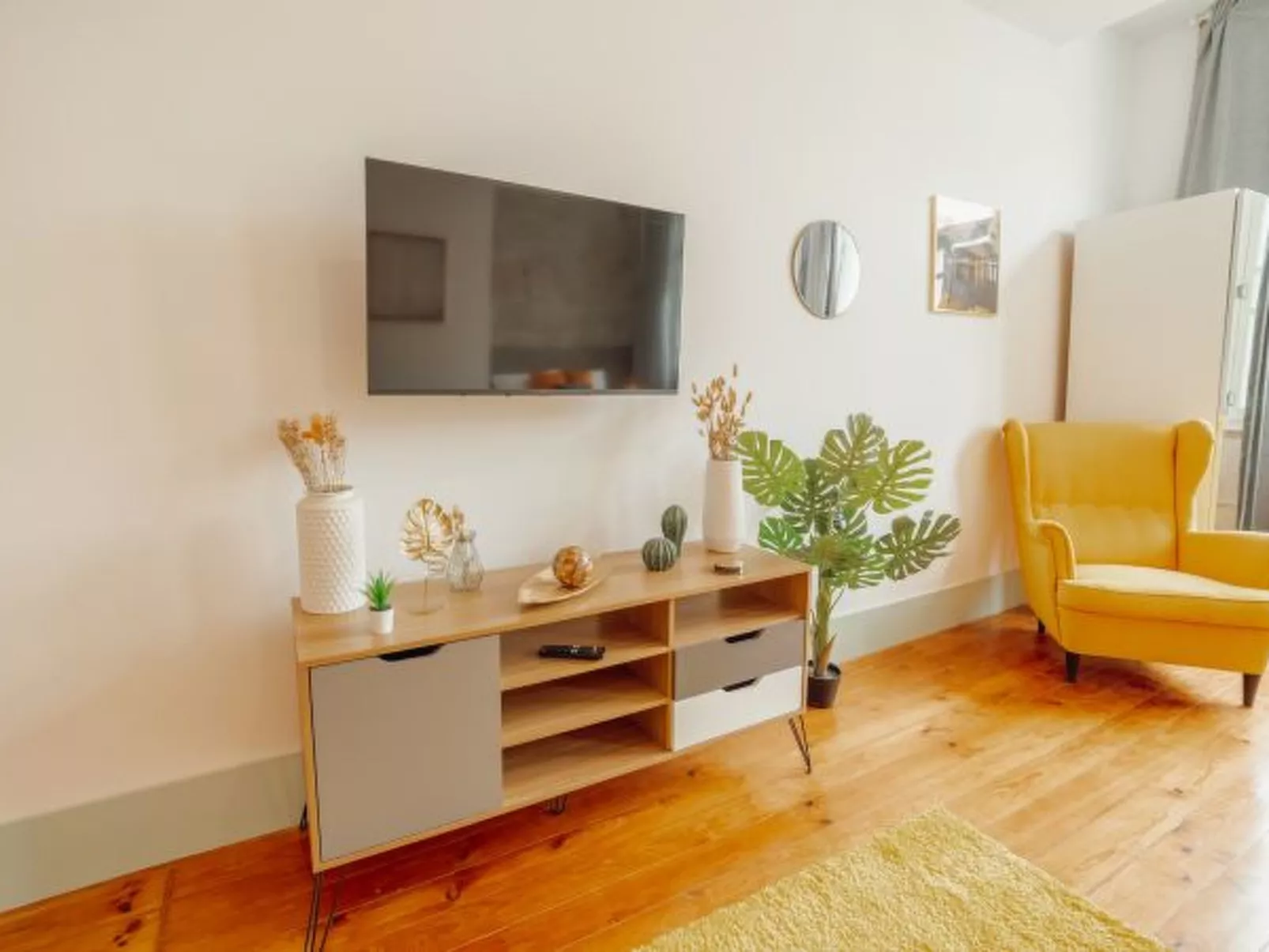 DOWNTOWN SUITE E by VACATIONY - Drinnen