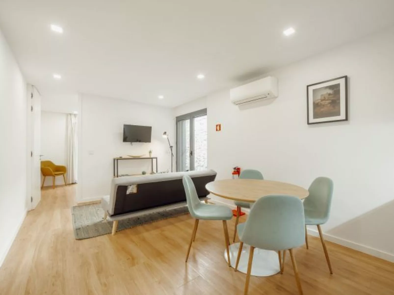 COURTYARD OPORTO DESIGN APARTMENT L WITH TERRACE - Inside