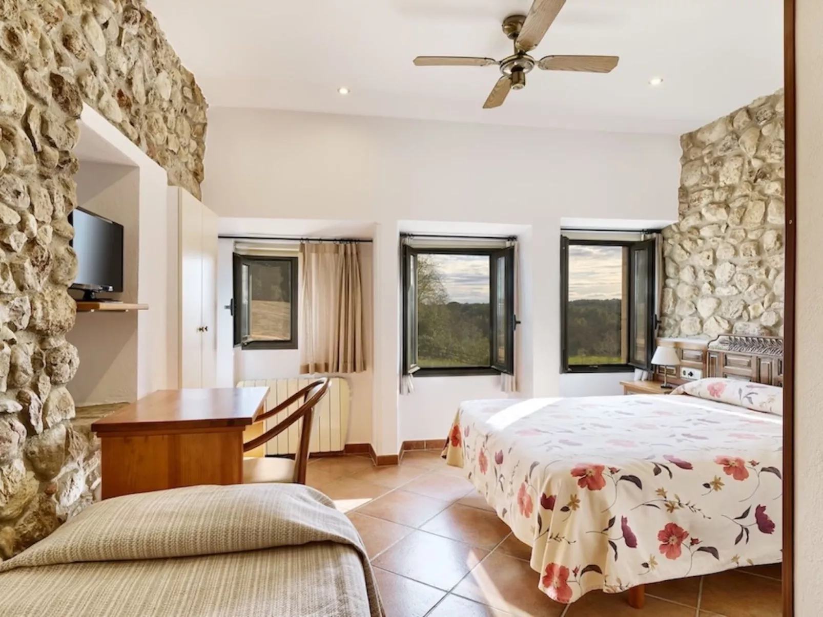 Landhaus, 8 Zimmer mit Bad, Schwimmbad, Tennis - Drinnen