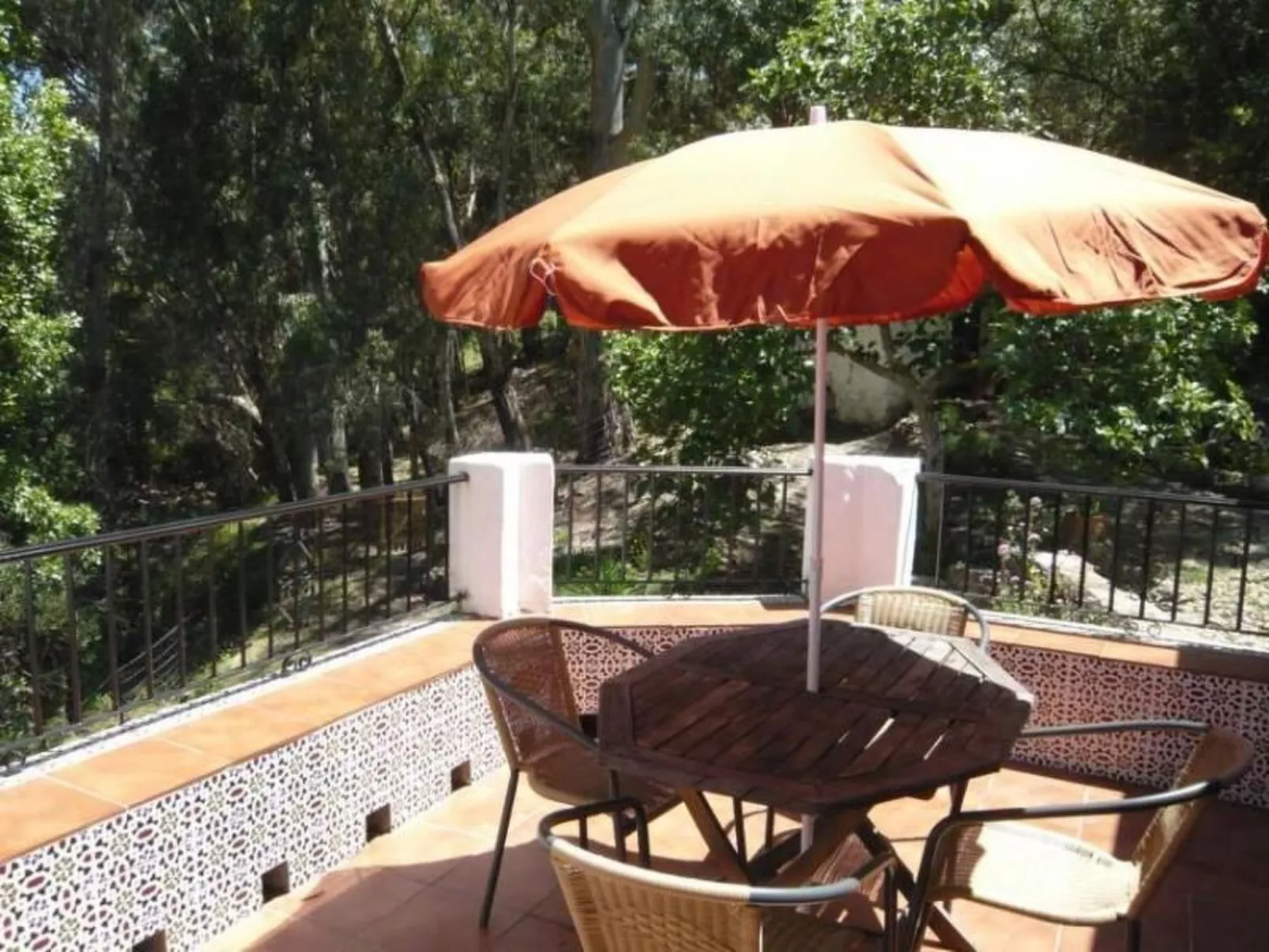 Mit Terrasse in der Nähe eines Wasserfalls - Draußen