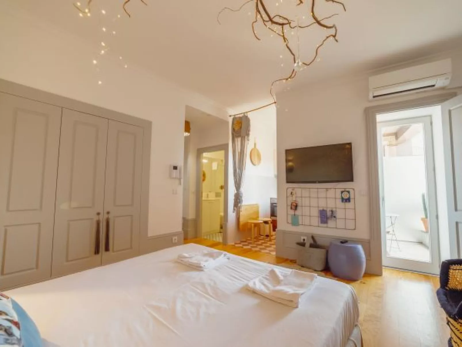 DOWNTOWN MODERN STUDIO with TERRACE by VACATIONY - Drinnen