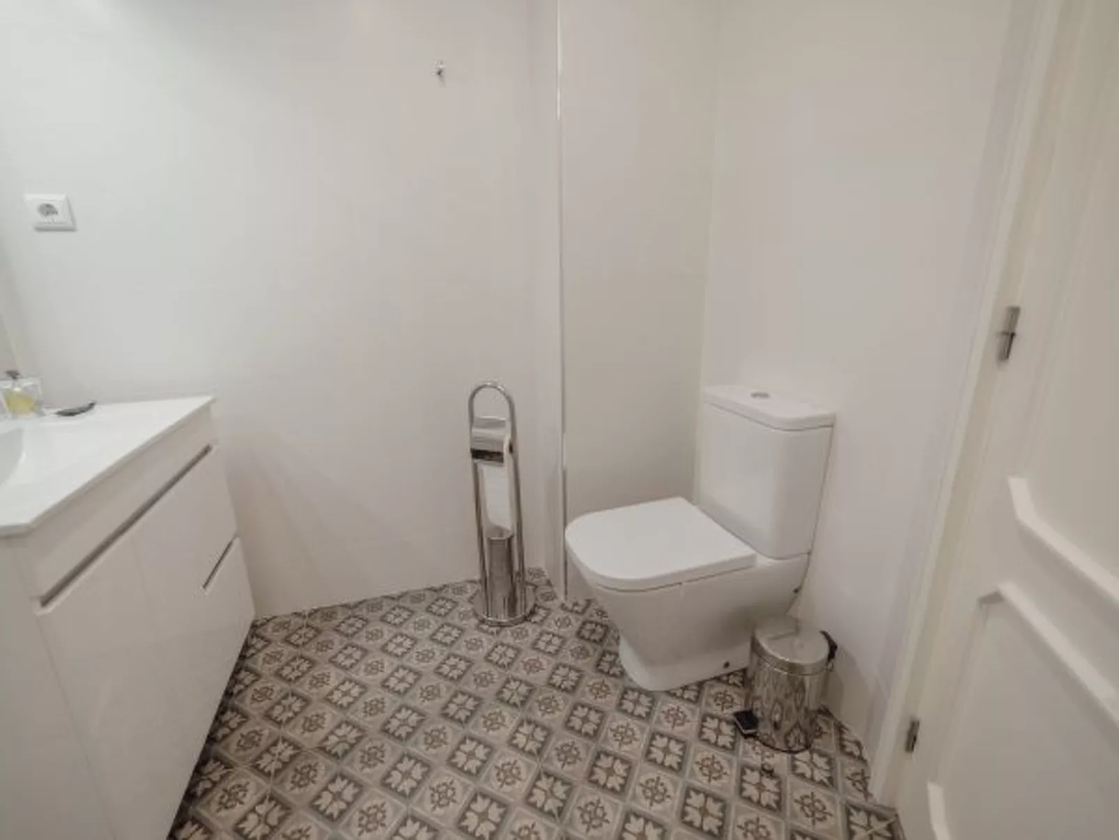 DOWNTOWN DESIGN WITH BALCONY by VACATIONY - Inside