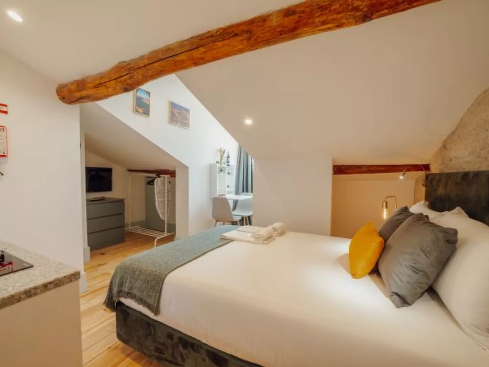 DOWNTOWN SUITE F by VACATIONY - Inside