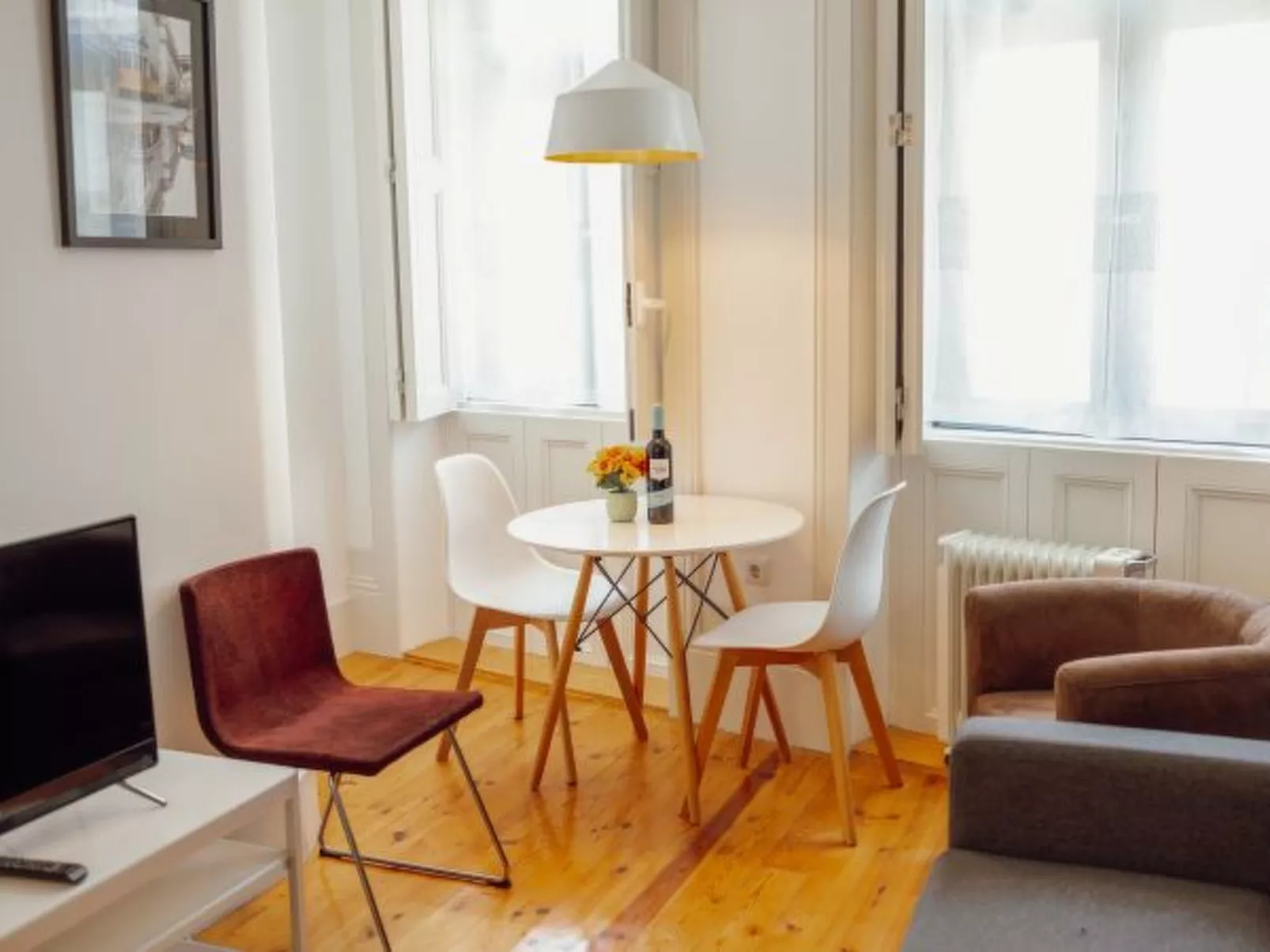 DOWNTOWN CHARMING by VACATIONY - Inside