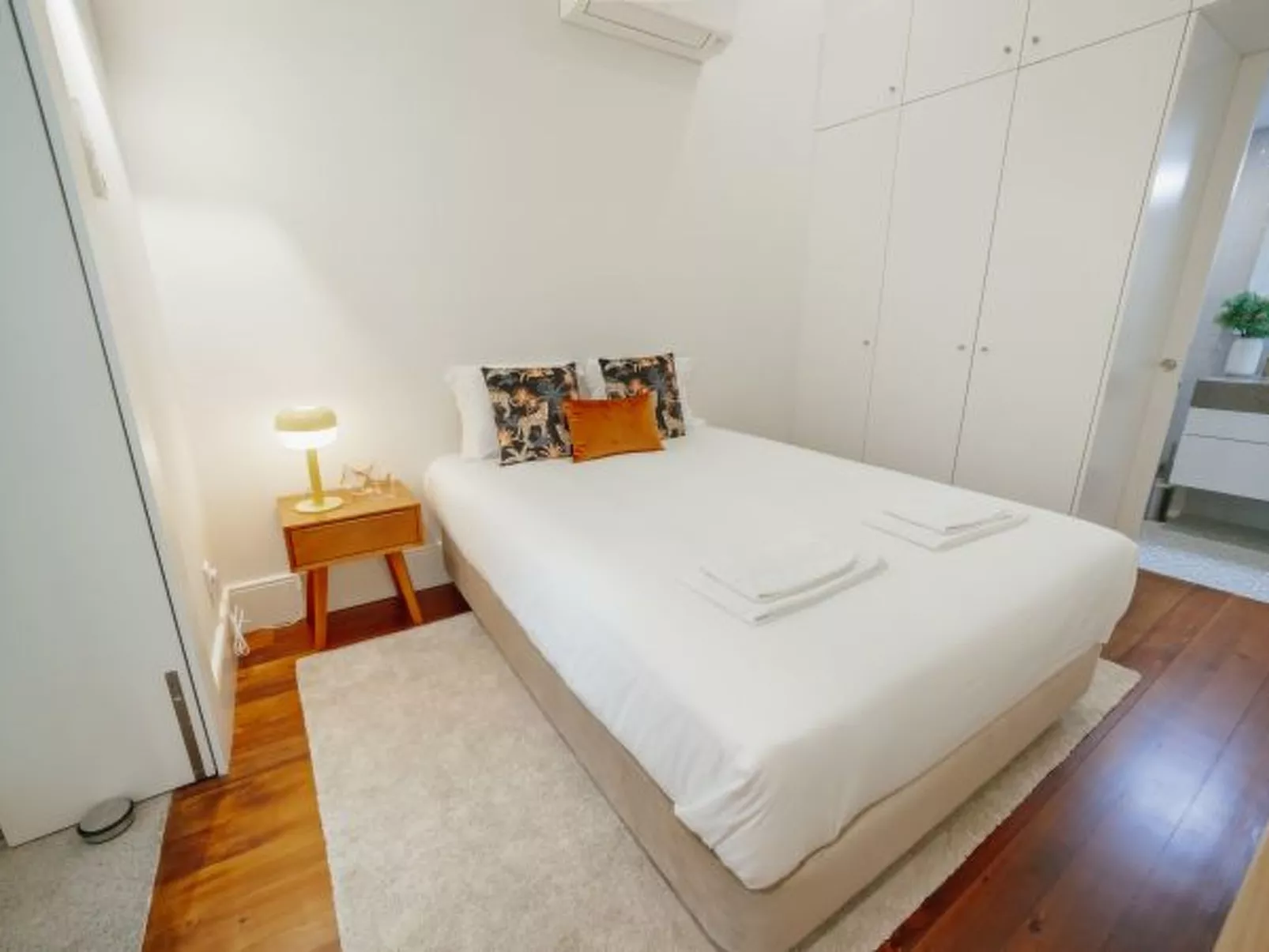 HOME WITH A POOL by VACATIONY - Drinnen