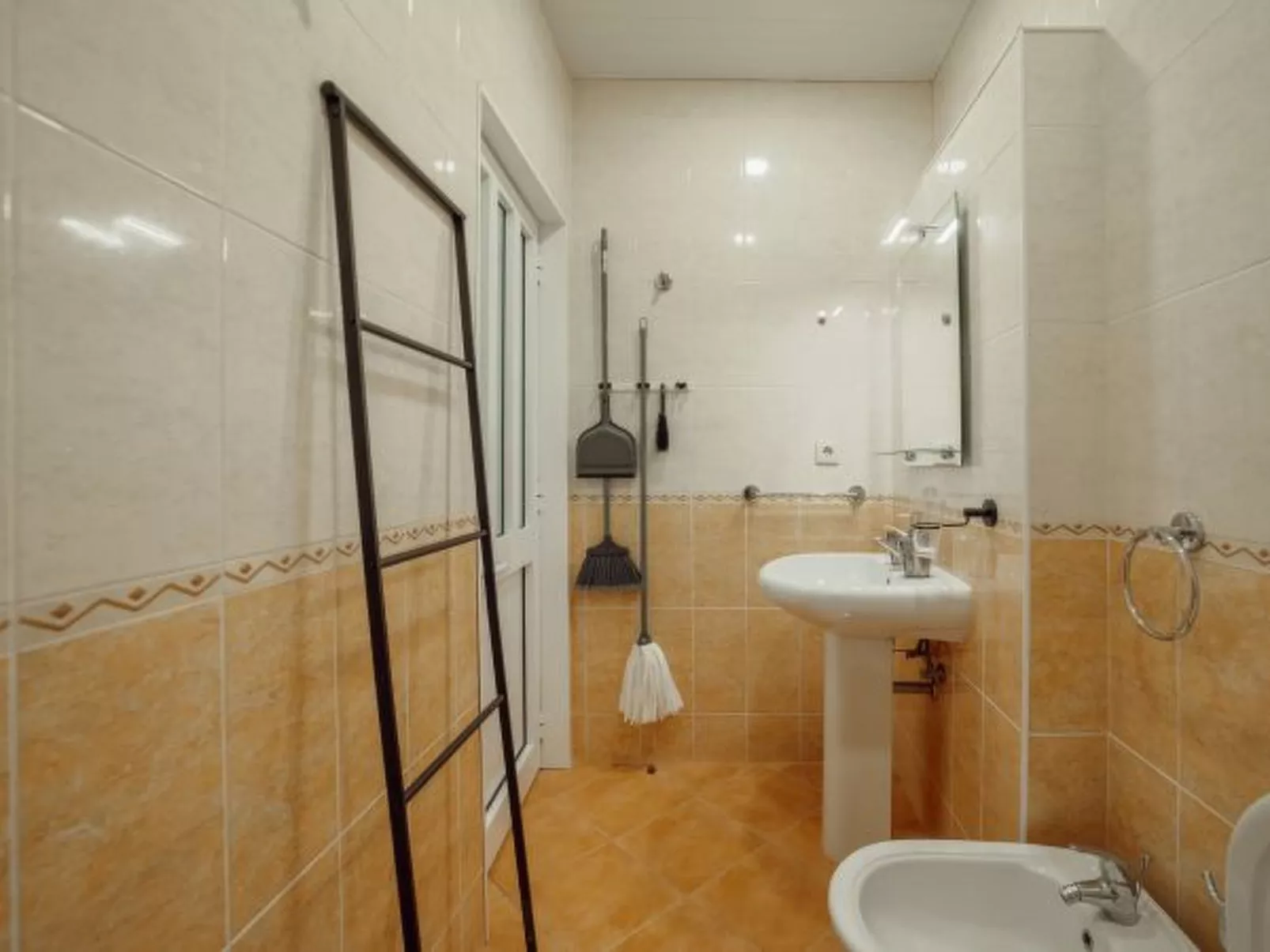 CITY CENTER COMFORT APARTMENT A by VACATIONY - Inside