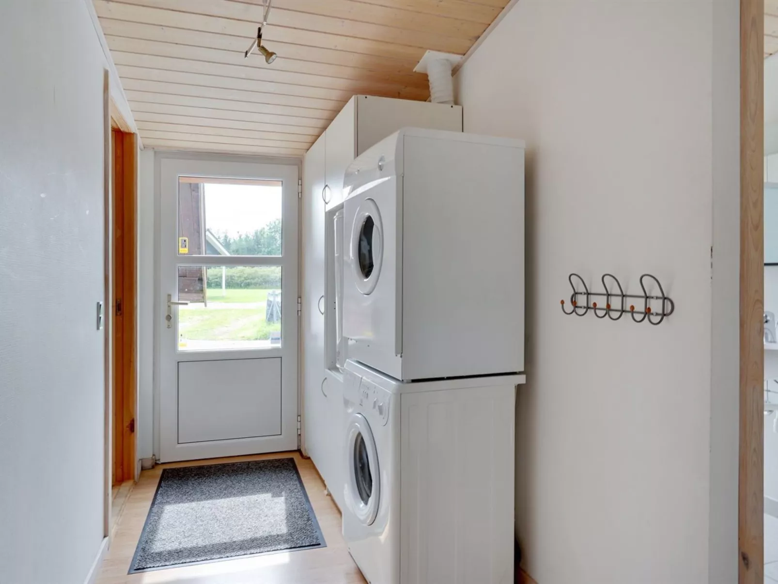 "Alvi" - 400m to the fjord - Drinnen